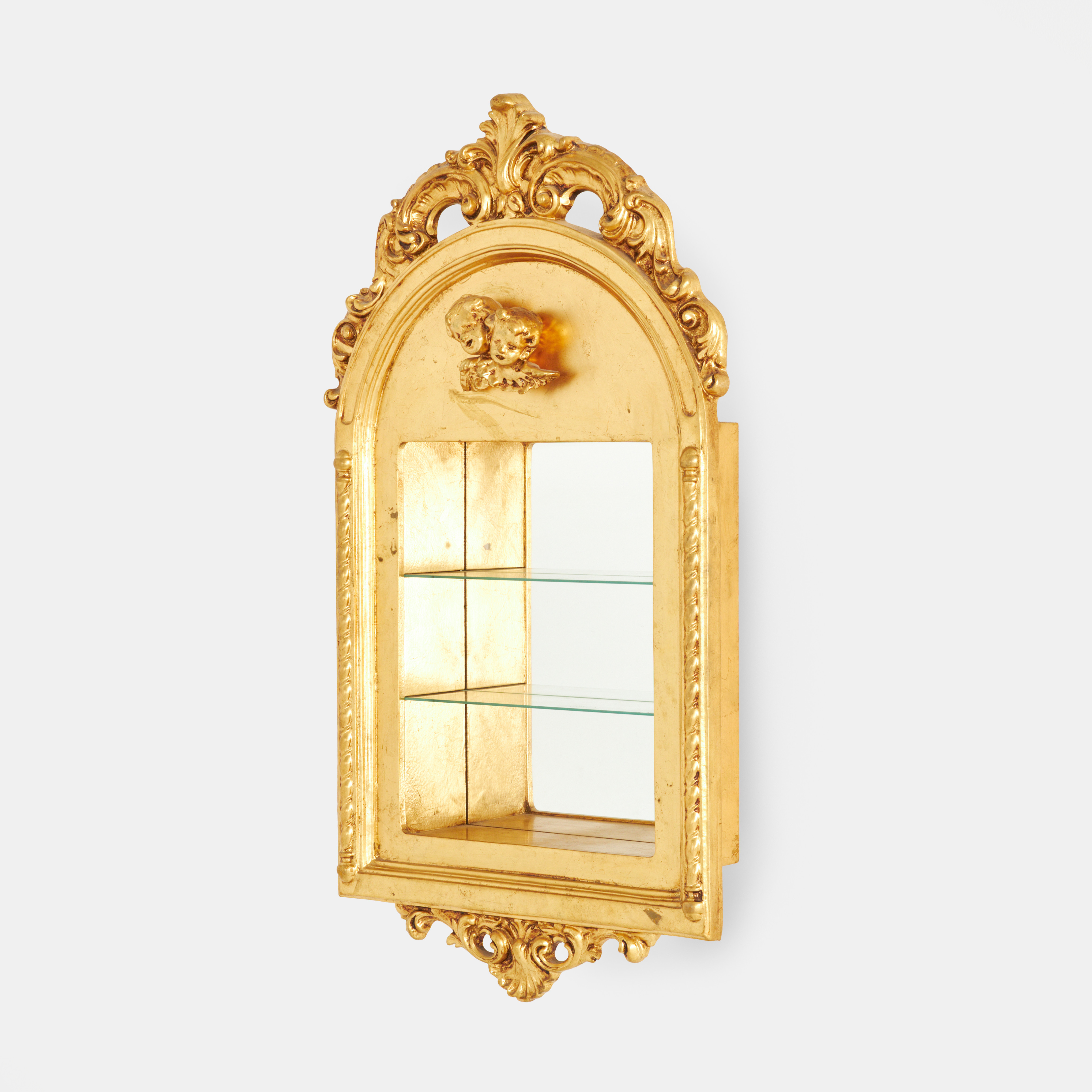 VÄGGSKÅP, bronserad ram i trä, dekor av putti, invändigt med spegelglas. samt med två hyllplan av glas, 1900-talets senare hälft.
