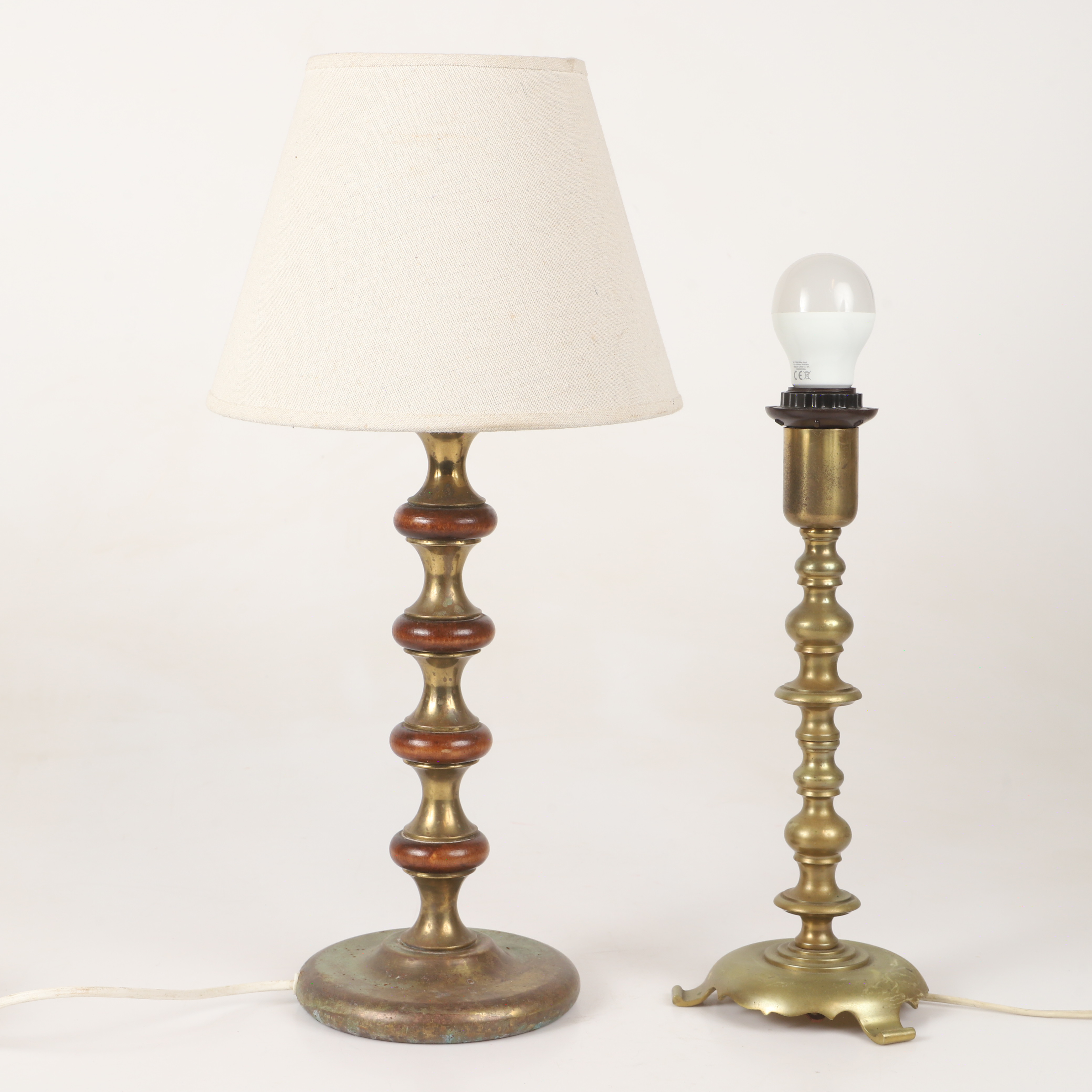 BORDSLAMPOR, 2 stycken, mässing/trä, 1900-tal.
