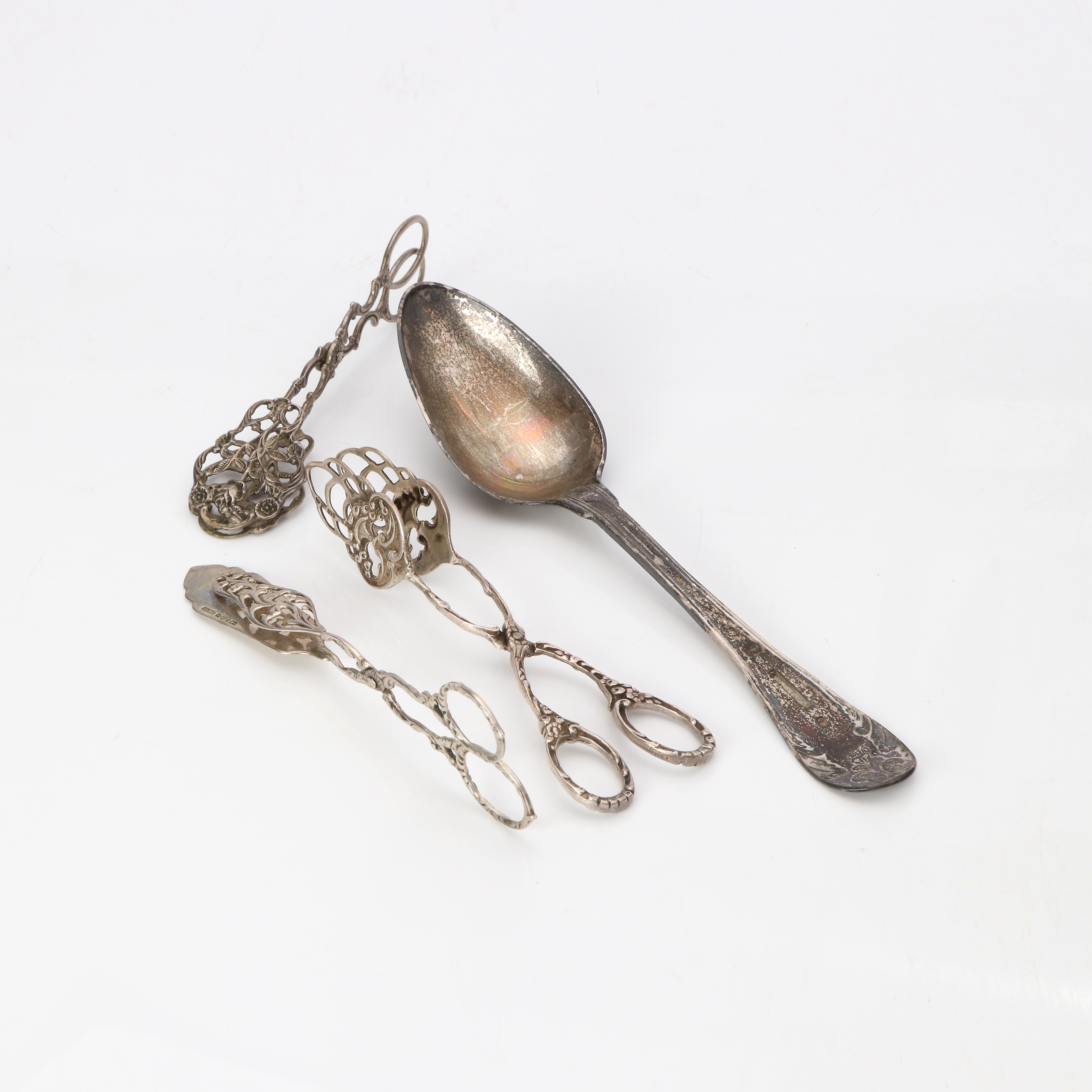 SILVER, FYRA DELAR. Sked och kaktänger. Vikt ca 135 gram.