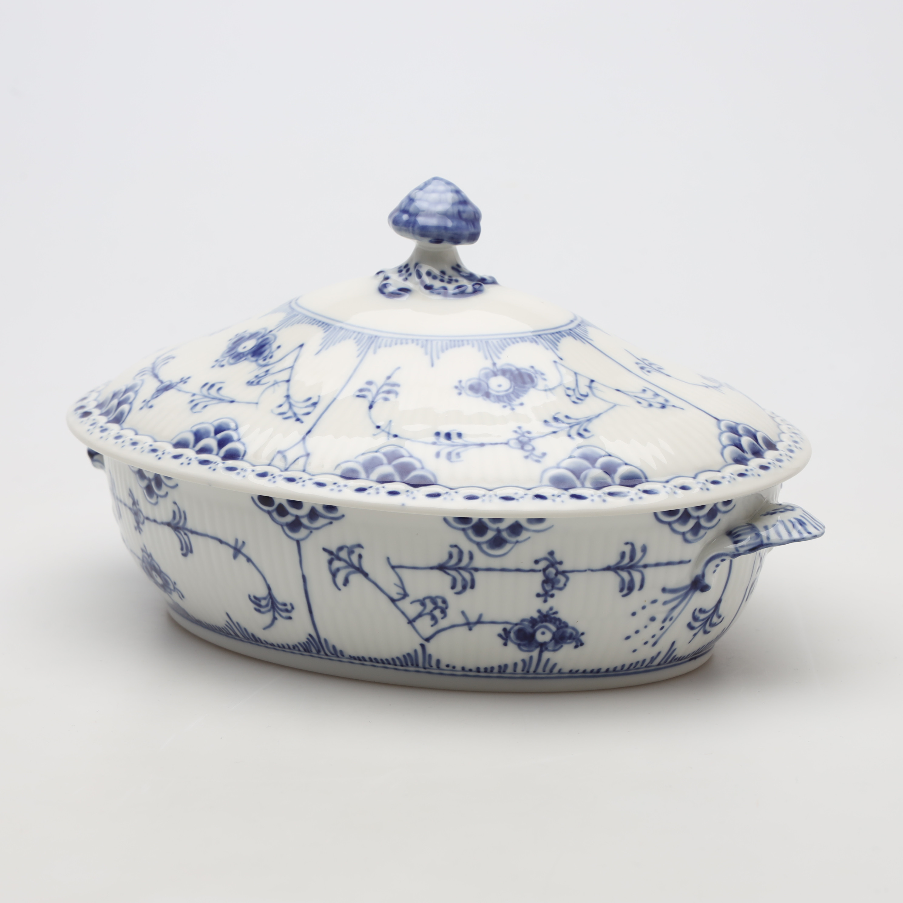 TERRIN med lock, "Musselmalet", halvblond, no 1/622, porslin, Royal Copenhagen.