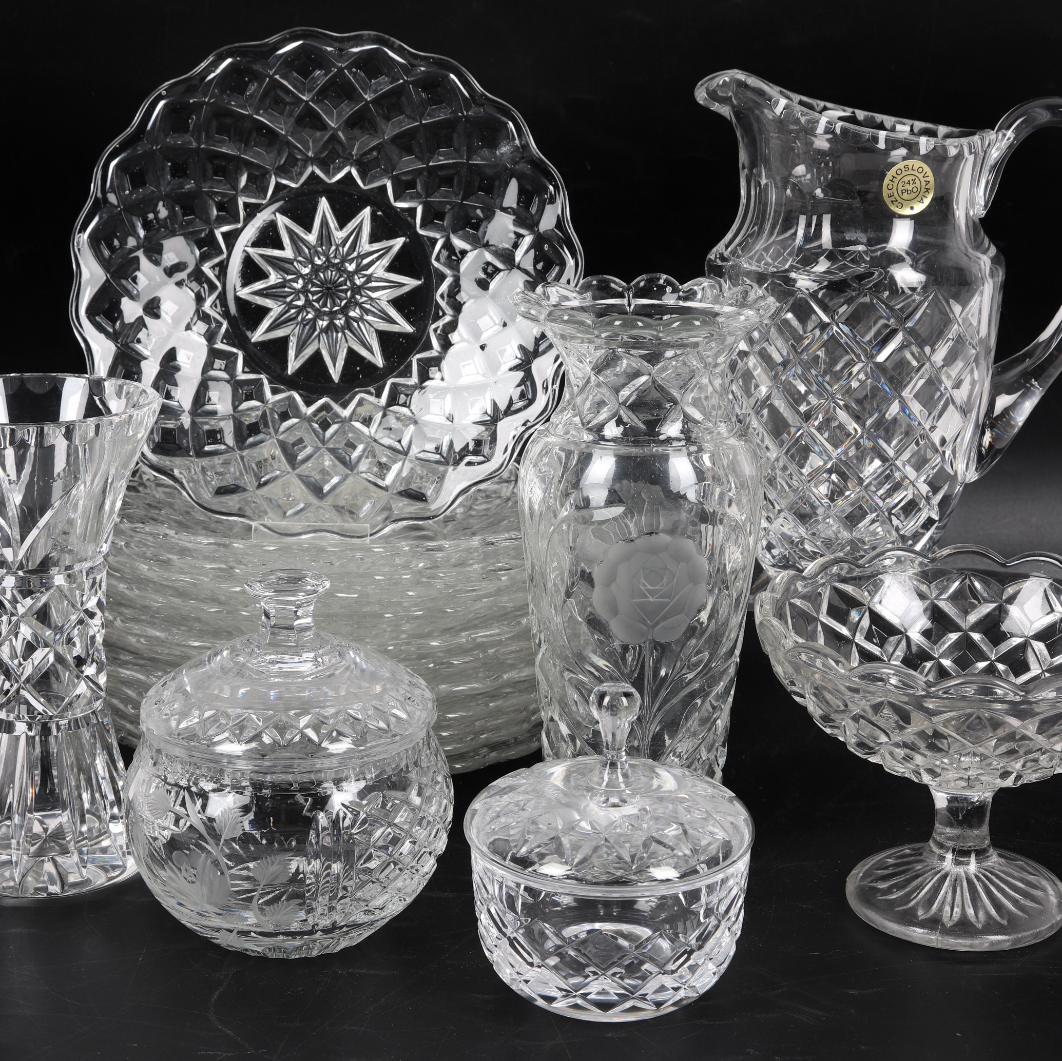 GLASFÖREMÅL, 18 delar, pressglas, bl.a. Kanna, Czechoslovakia.