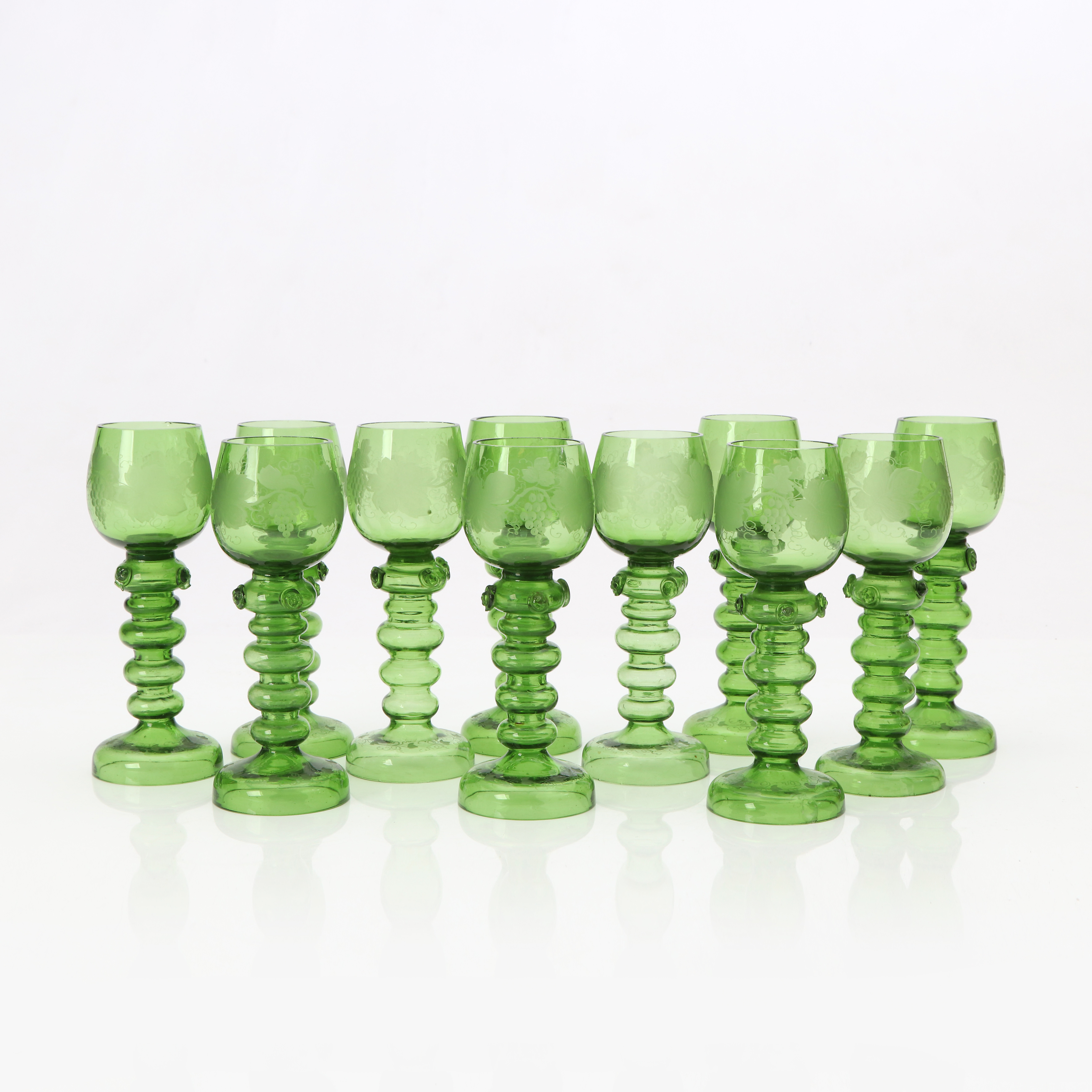 REMMARE, 11 ST. Grönt glas med slipad dekor. 1900-tal.
