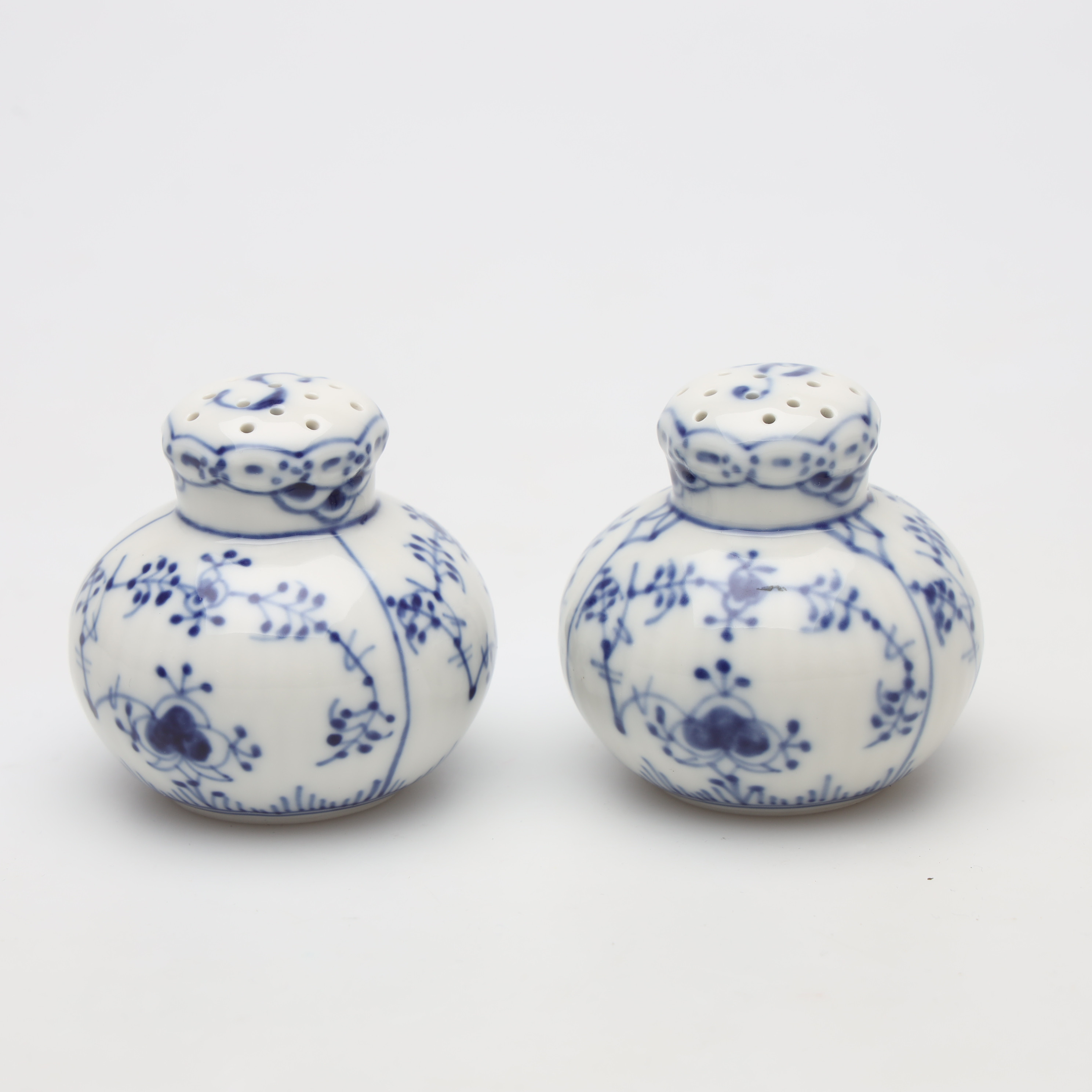 STRÖARE, 2 stycken, salt & peppar, "Musselmalet", no 1/711-712, porslin, Royal Copenhagen.