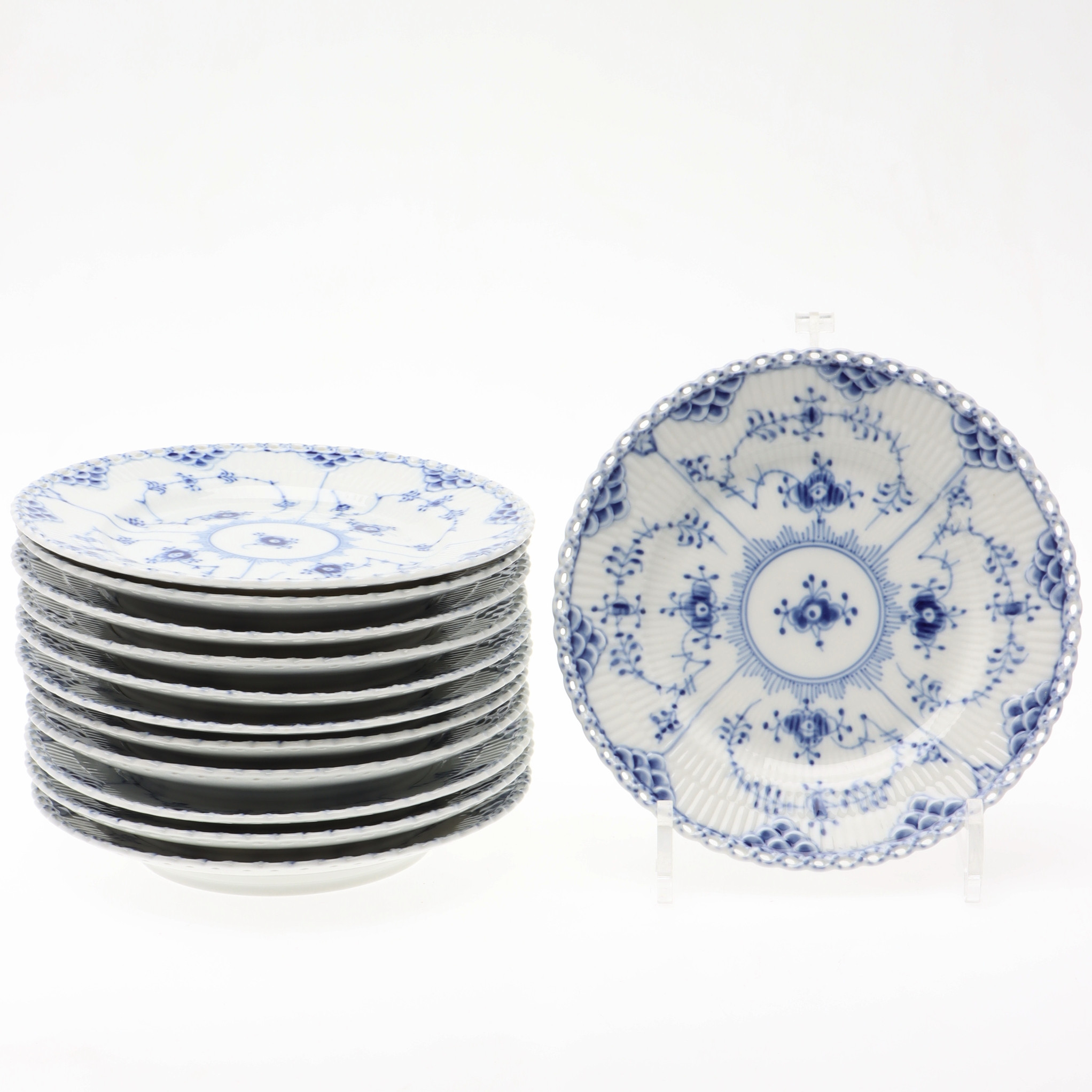 ASSIETTER, 12 st, porslin, nr. 1087, helblond, "Musselmalet", Royal Copenhagen, Danmark.