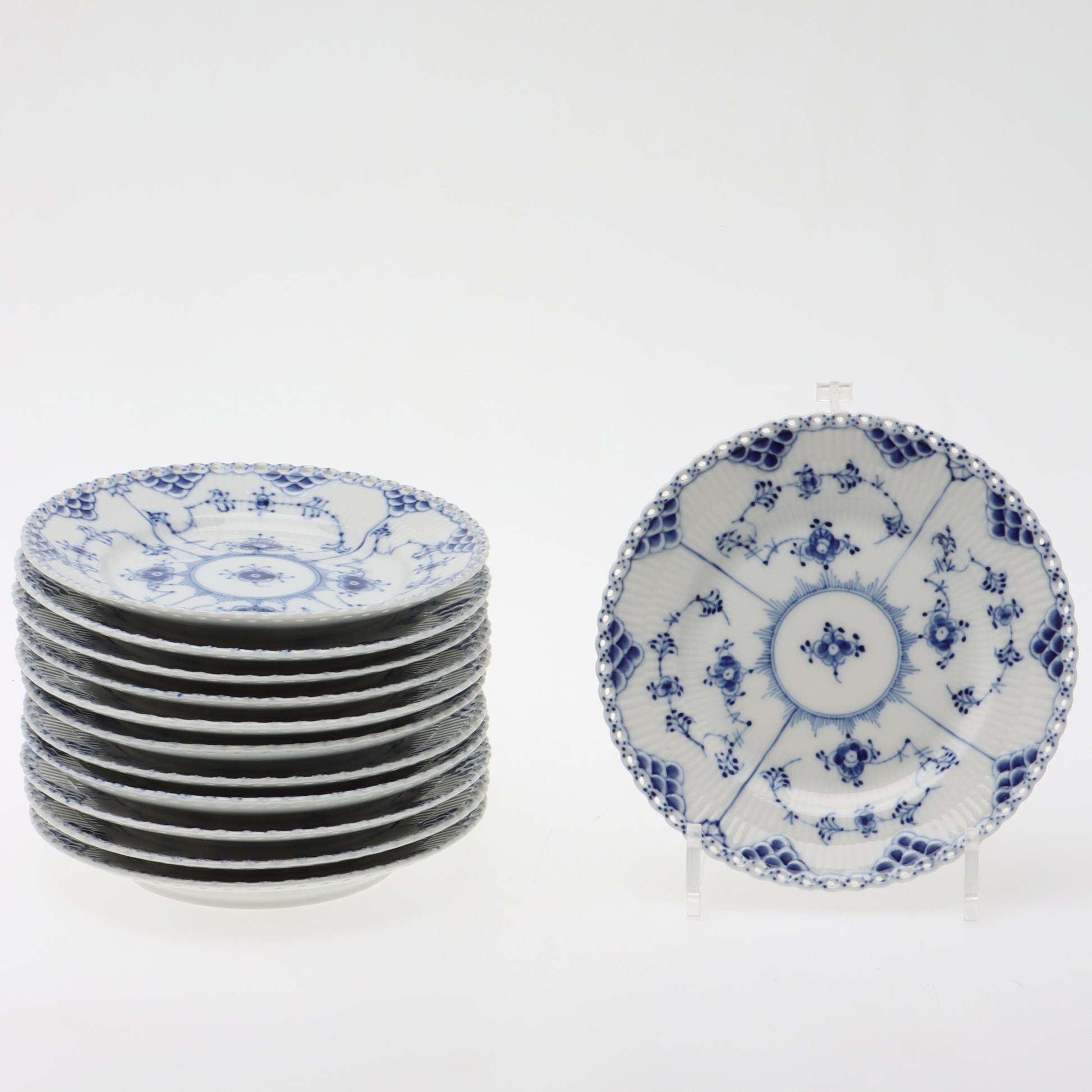 ASSIETTER, 12 st, porslin, nr. 1087, helblond, "Musselmalet", Royal Copenhagen, Danmark.