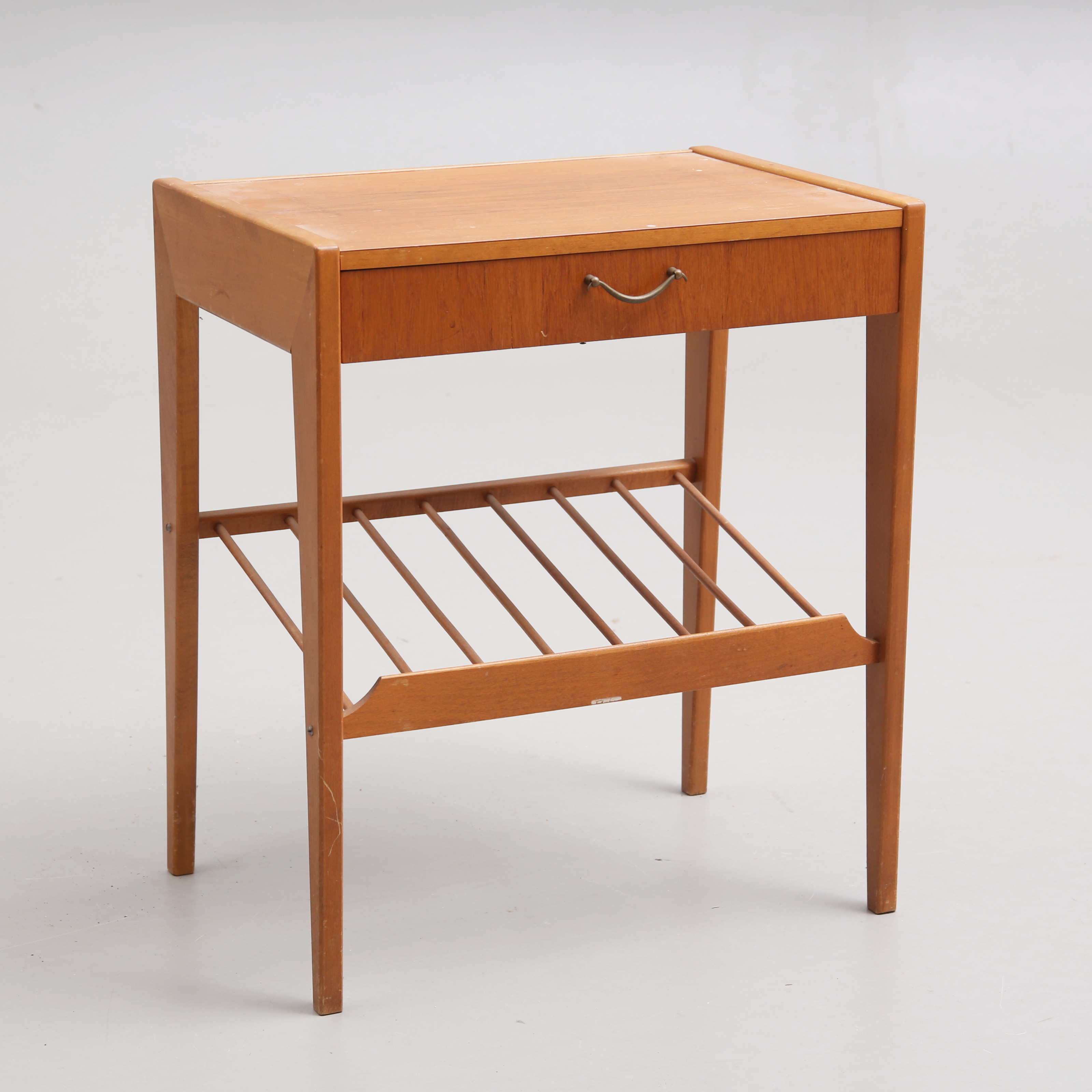 HALLBORD/SÄNGBORD, teak med tidningshylla, 1900-talets mitt.