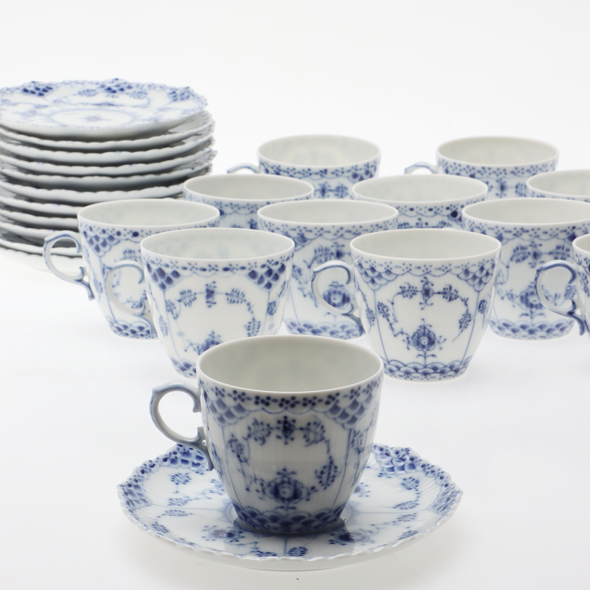 KAFFESERVISDELAR, 24 delar, porslin, "Musselmalet", nr. 1035, helblond, Royal Copenhagen, Danmark.