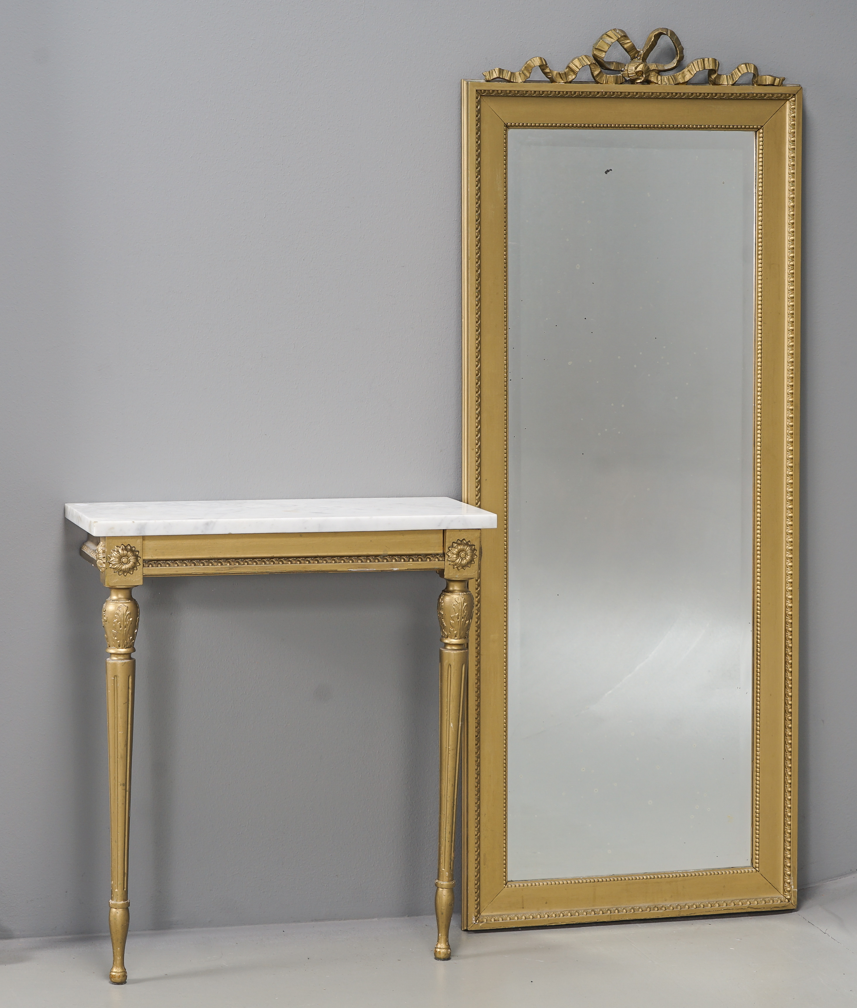 SPEGEL & TRYMÅBORD Gustaviansk stil, bronserad dekor, 1900-talets första hälft.