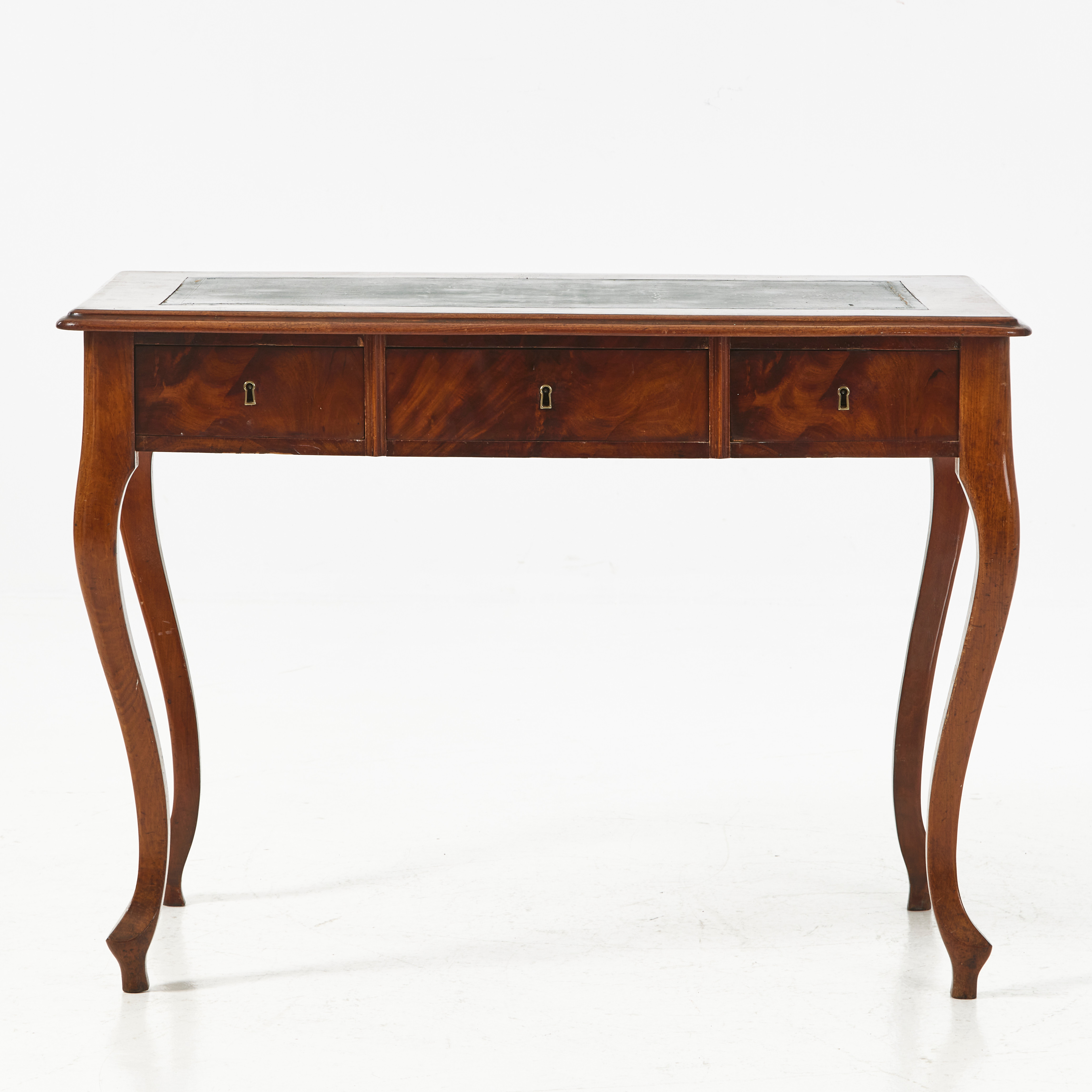 SKRIVBORD, rokokostil, 1900-talets första hälft, fanérad i pyramidmahogny, topp med läderskiva.