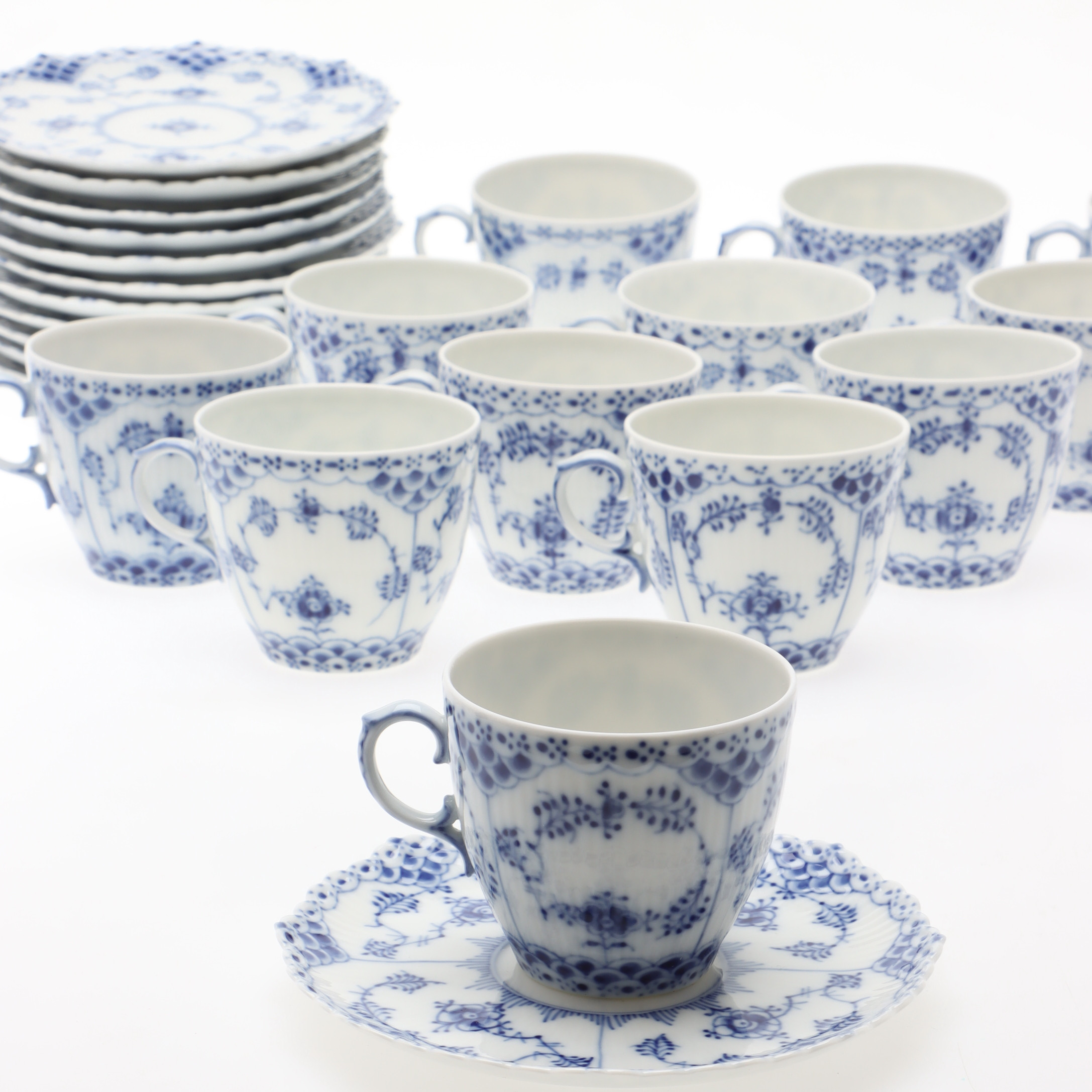 KAFFESERVISDELAR, 24 delar, porslin, "Musselmalet", nr. 1035, helblond, Royal Copenhagen, Danmark.