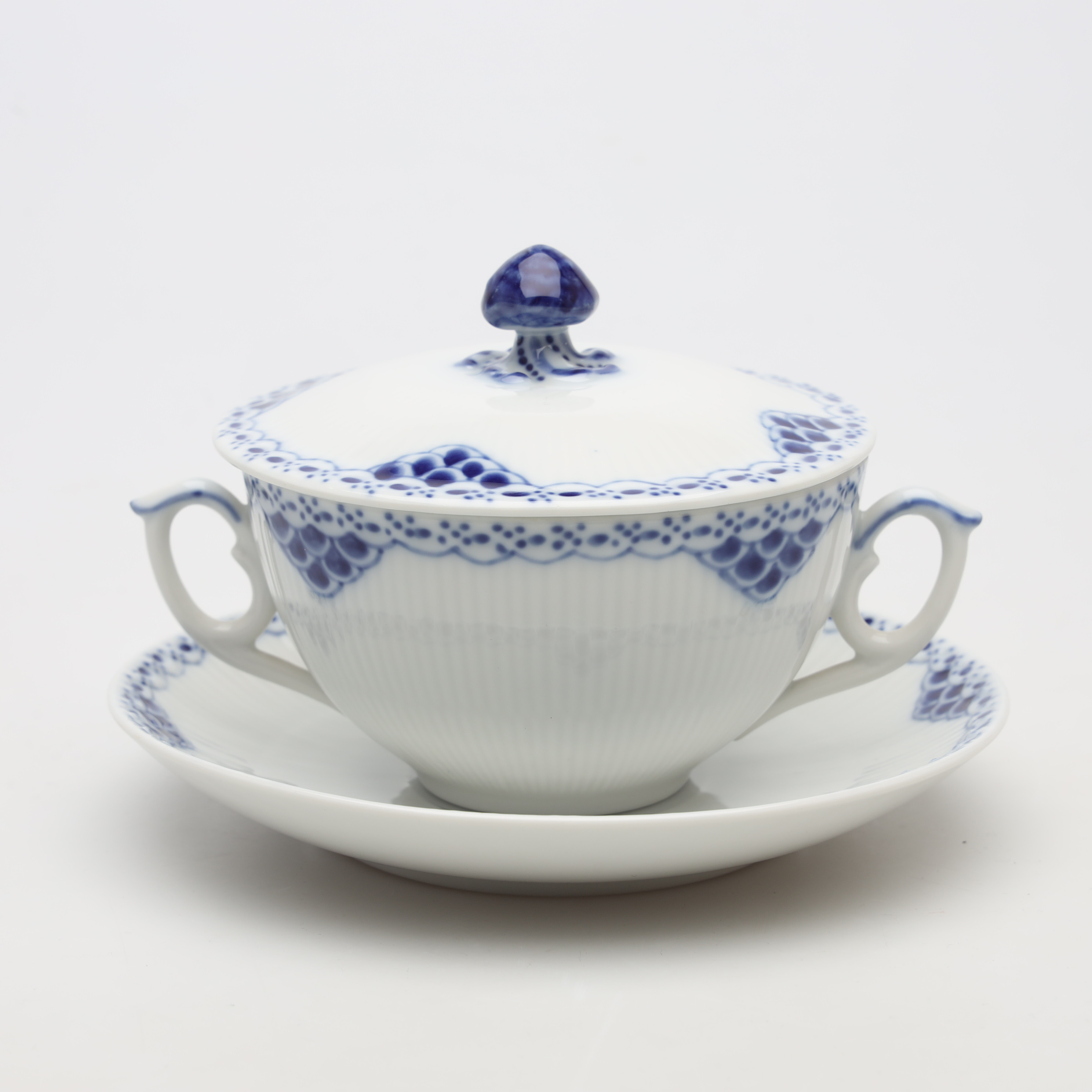 BULJONGKOPP samt FAT, "Musselmalet", no 764, porslin, Royal Copenhagen.
