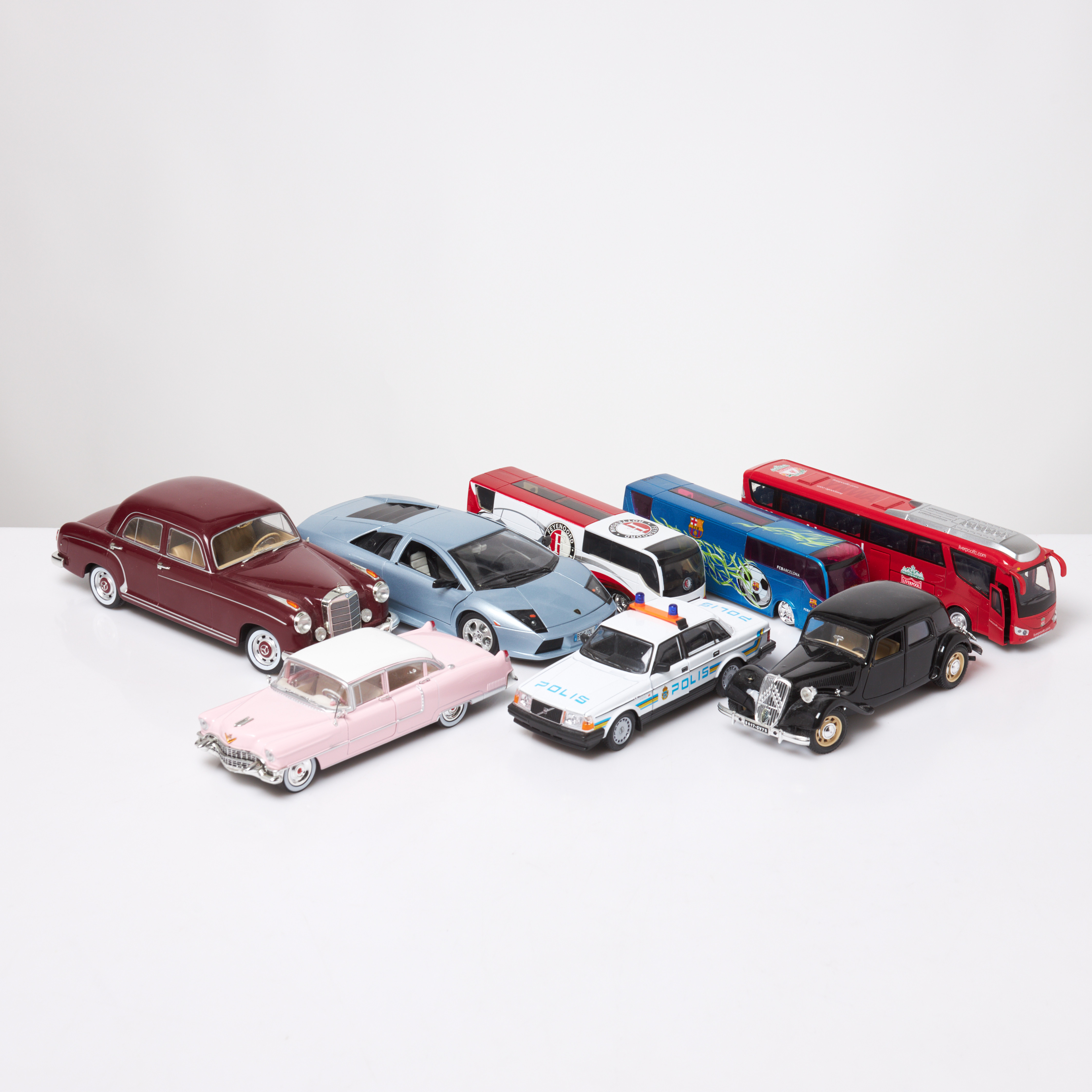 MODELLBILAR. 8 st, blandade tillverkare, supporterbussar, Elvis Pink Cadillac.