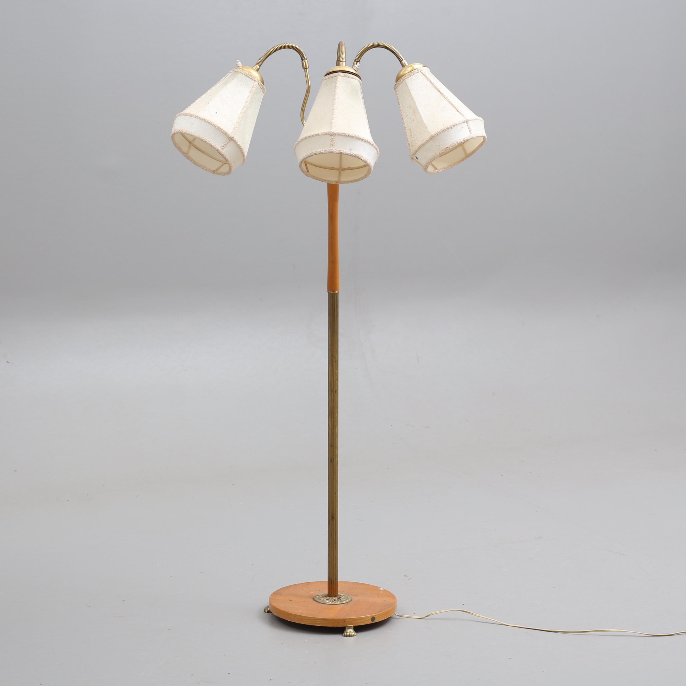 GOLVLAMPA, gulmetall & trä, 3-armad, Eskilstuna Elektrofabrik AB, 1900-talets mitt.