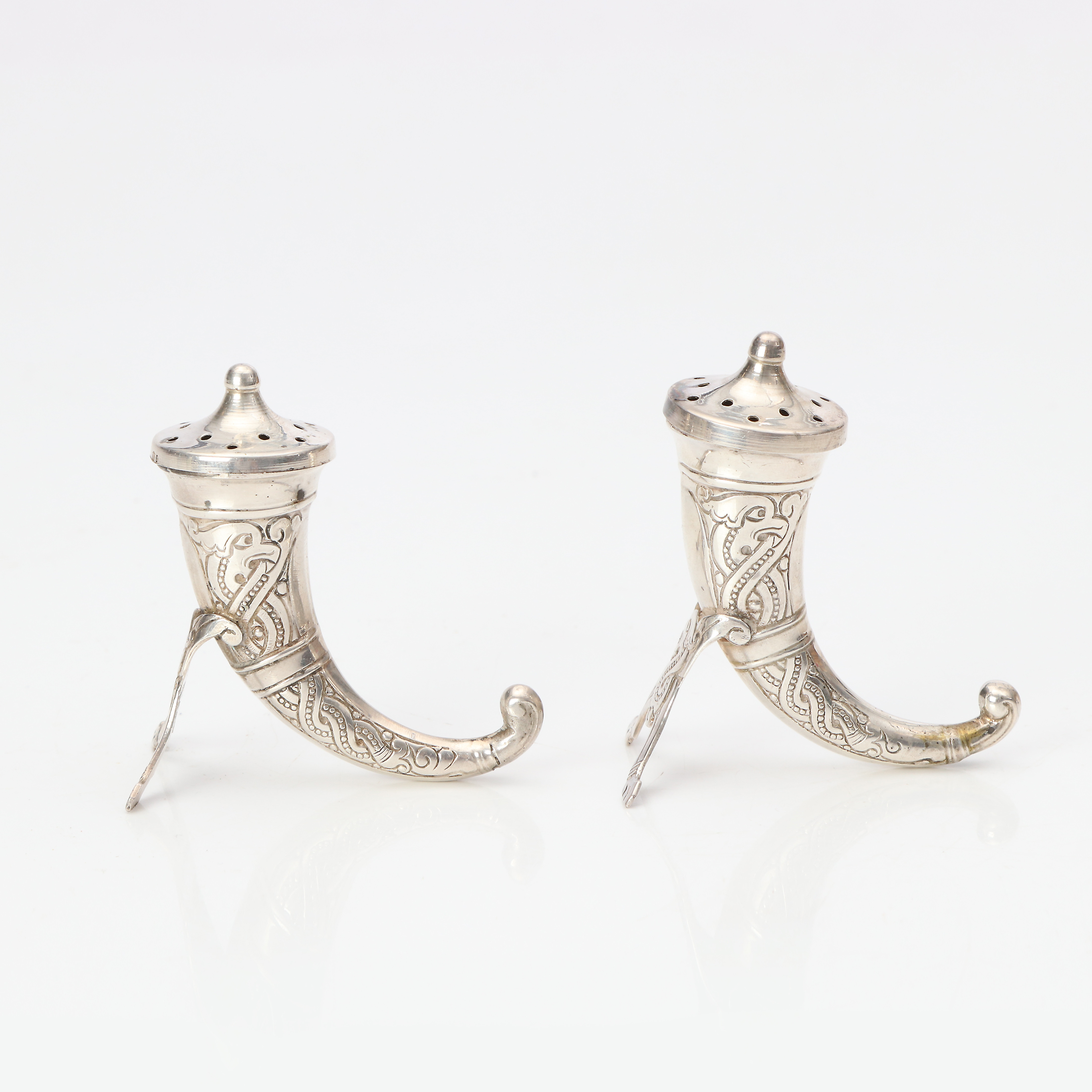 SALT- OCH PEPPARKAR. Silver. Fornnordisk stil, 1900-tal. Vikt ca 30 gram.
