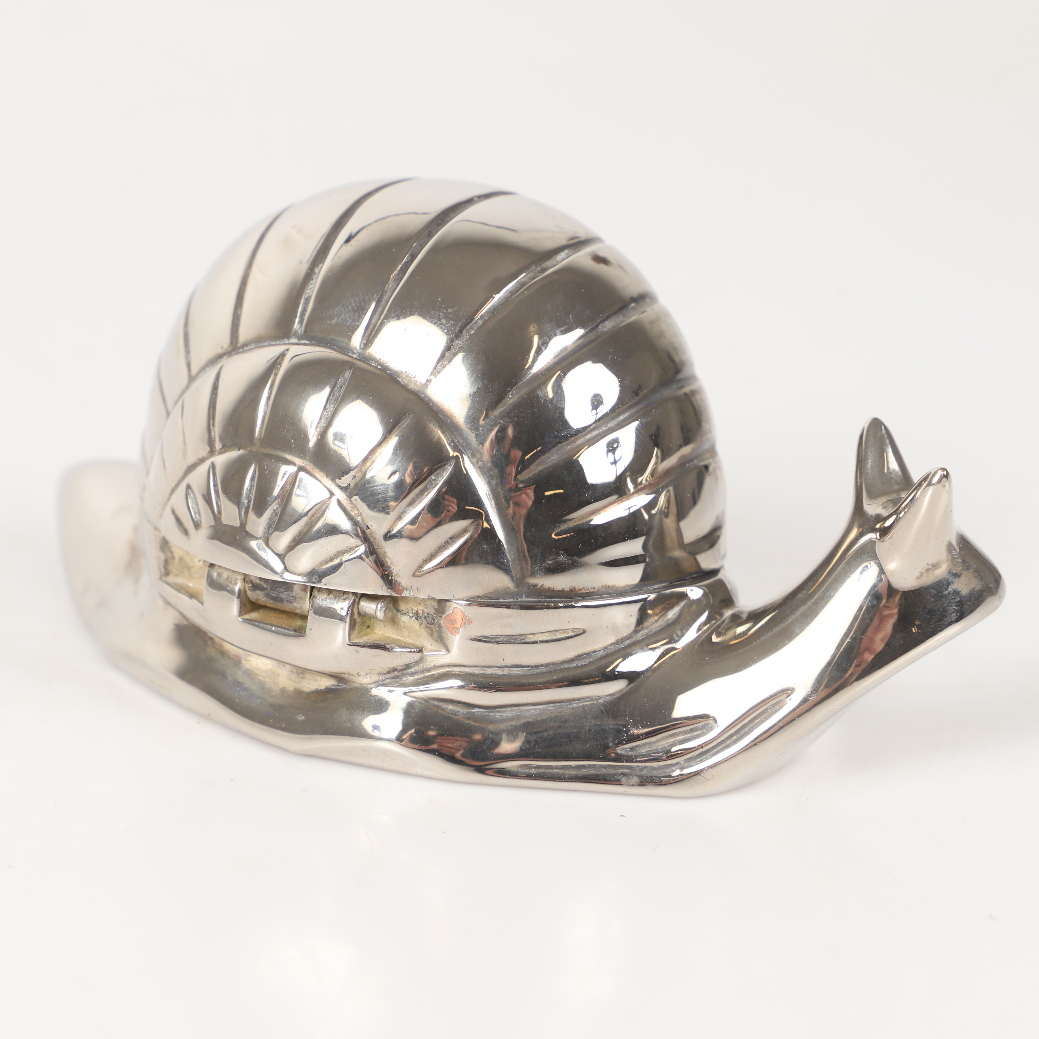 SMÖRSNÄCKA, i form av ensnigel, vitmetall med glasinsats, E P Zinc Alloy.