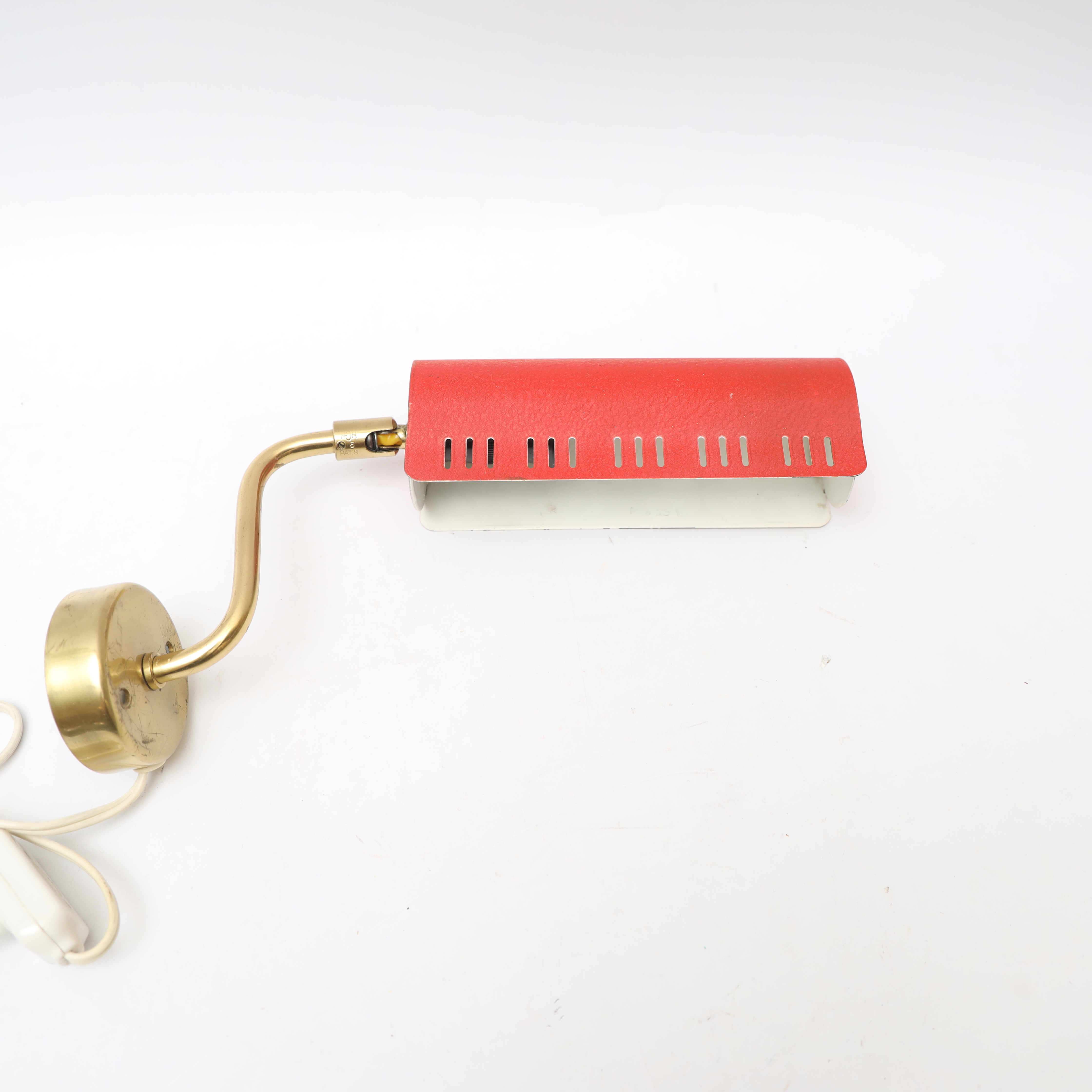 VÄGGLAMPA, 1950-1960-tal, mässing med rödlackad skärm.