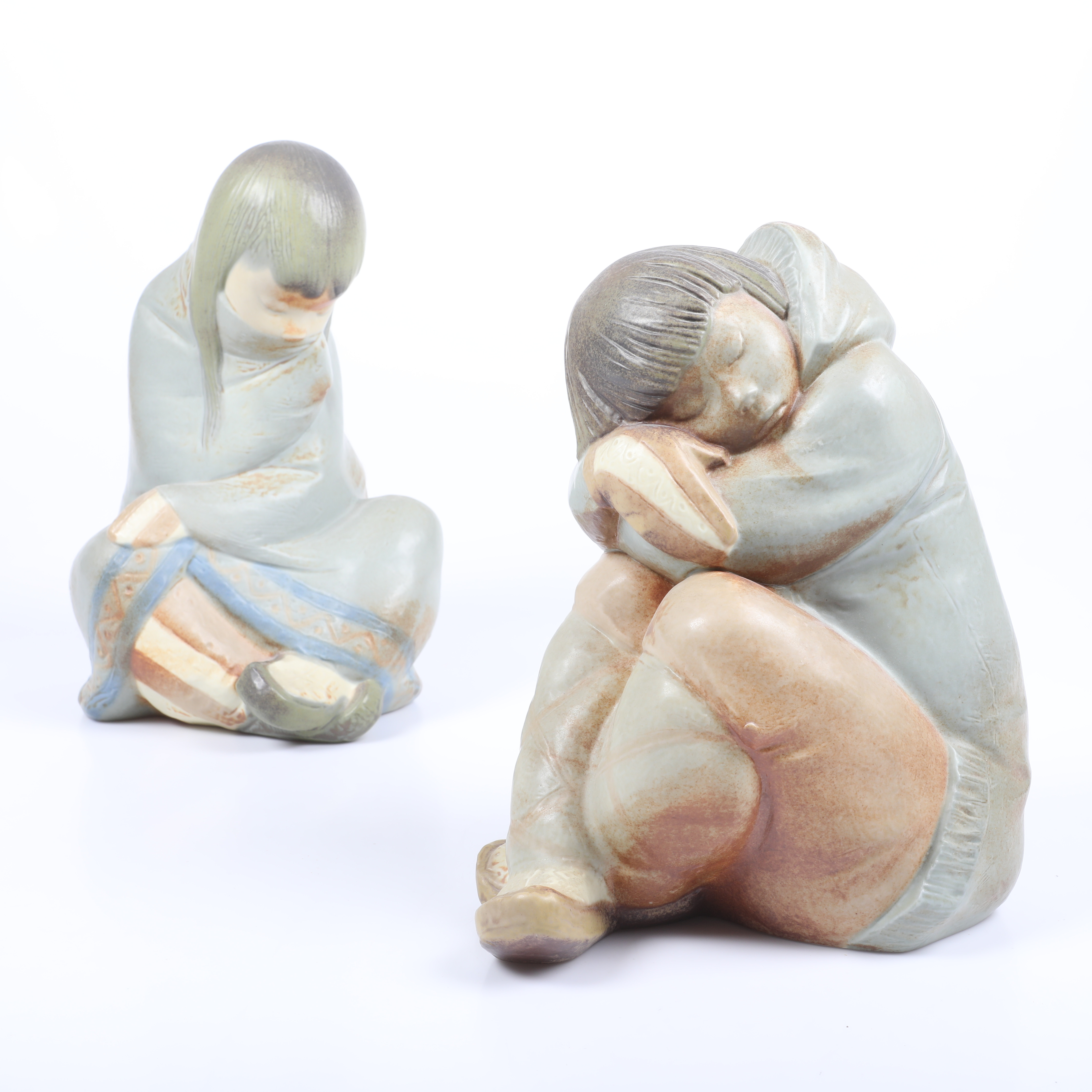 JUAN HUERTA. Figuriner, 2 stycken, eskimåbarn, glaserat stengods, Lladro, Spanien.