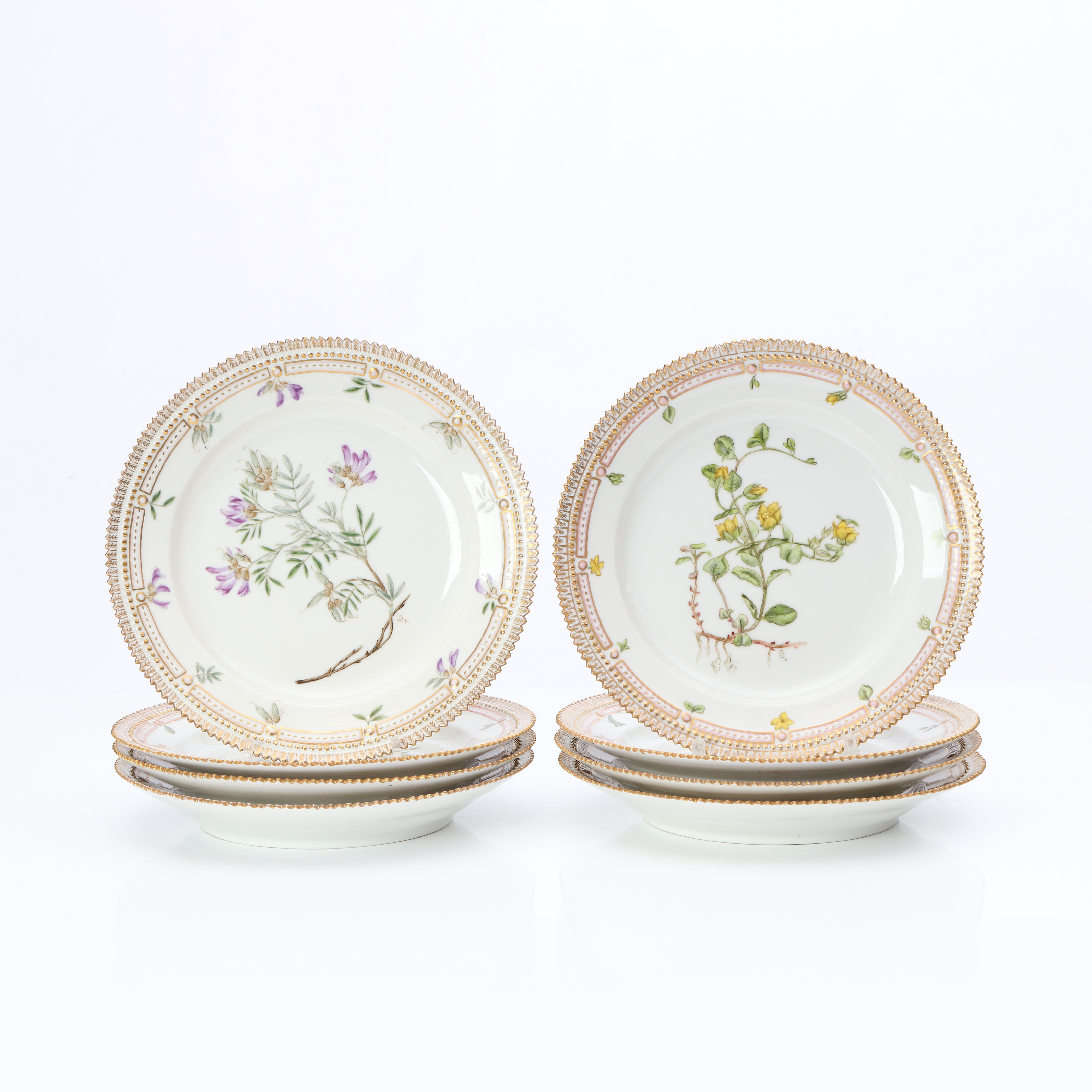 ROYAL COPENHAGEN, TALLRIKAR, ÅTTA ST. Porslin med polykrom och förgylld hemmamålad dekor av Flora Danica-typ.
