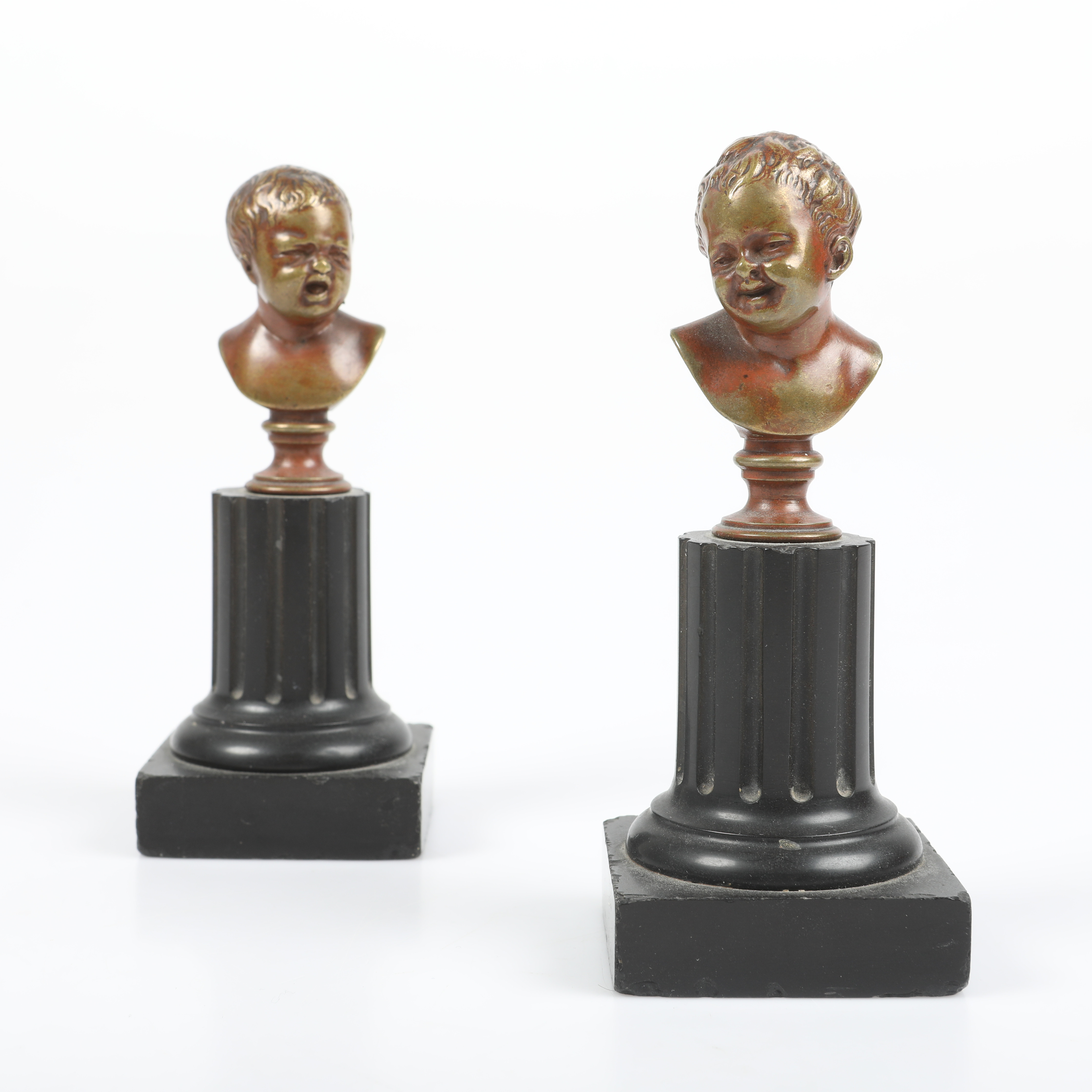 FIGURINER, 1 par, putti, patinerad brons med stensockel, 1800-tal.