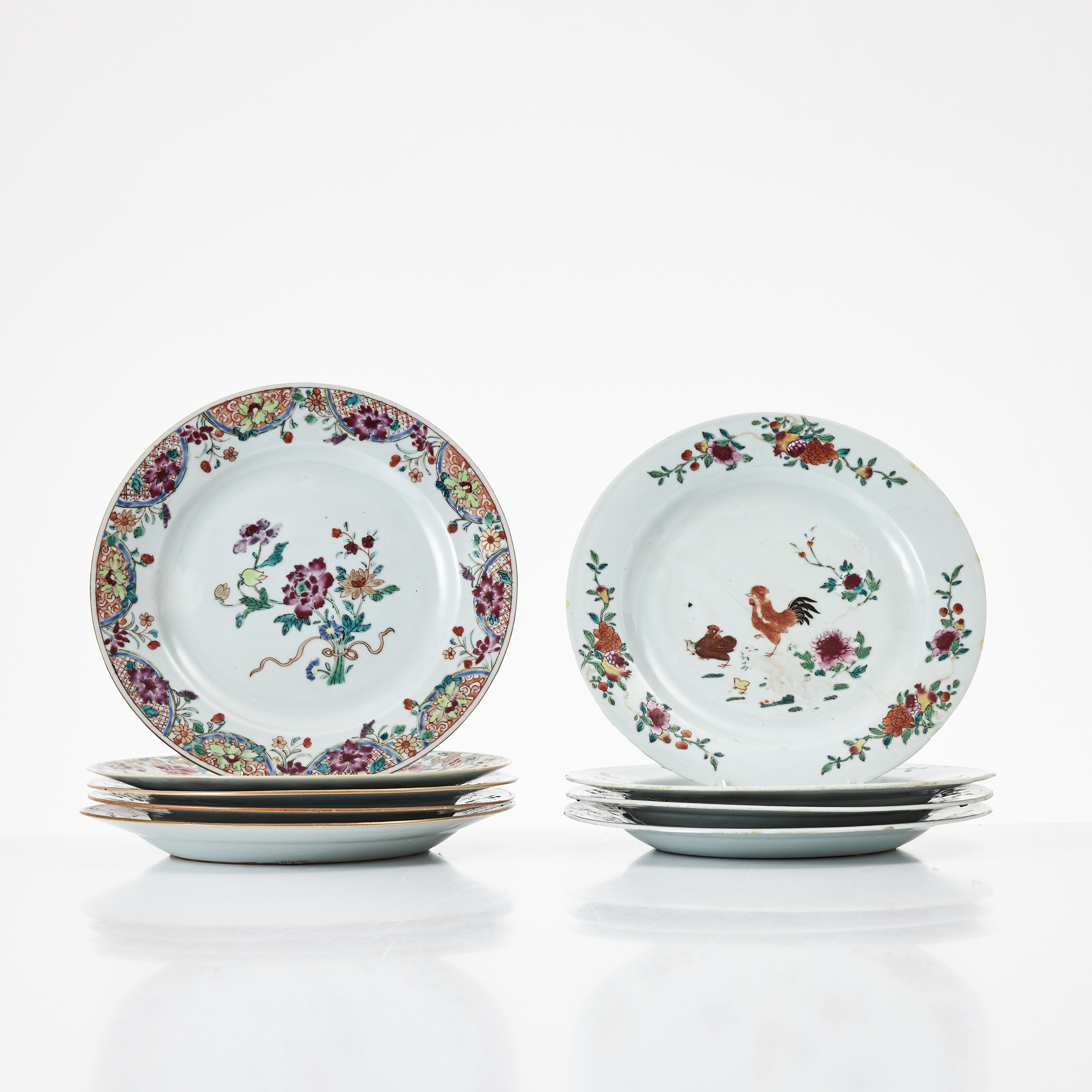 TALLRIKAR, 9 stycken, porslin, Kina, Yongzheng (1723-1735) och Qianlong (1736-1795), varav 4 lika, 2 lika och 3 udda, dekor i famille rose.