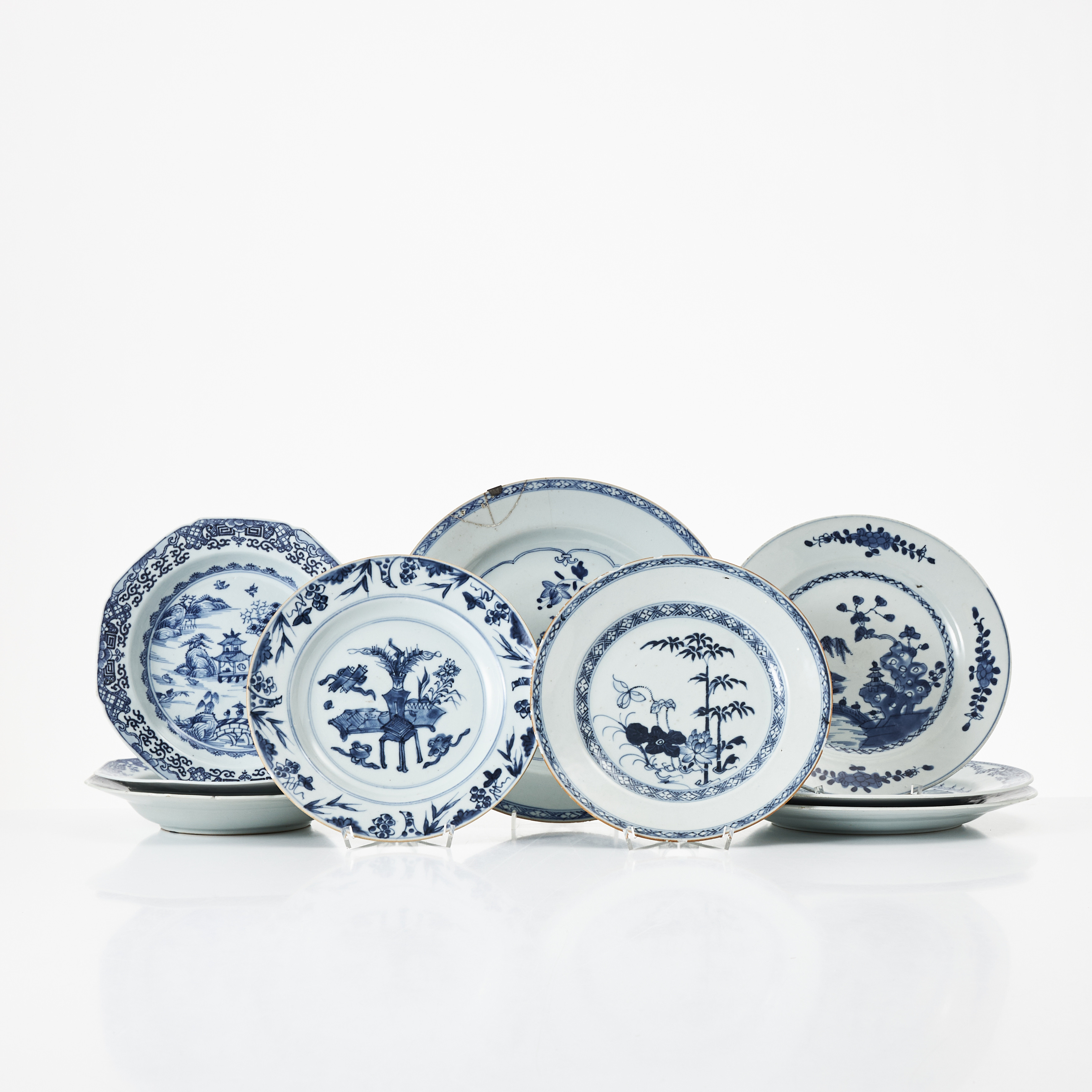 TALLRIKAR, 8 stycken, samt 1 fat, porslin, Kina, Qianlong (1736-1795), varav 3 djupa, dekor i blåvit underglasyr.