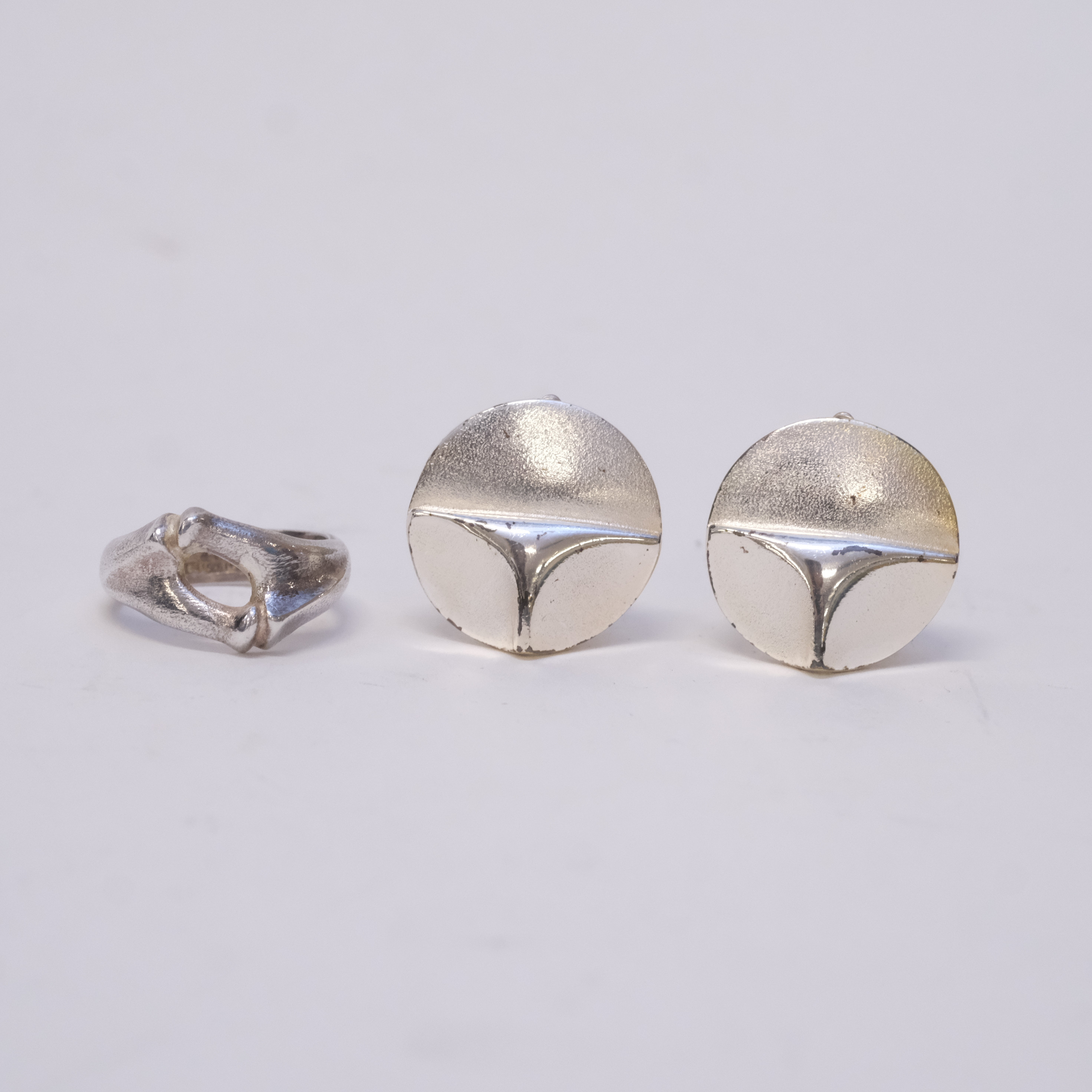 RING OCH ETT PAR ÖRONCLIPS, LAPPONIA.
