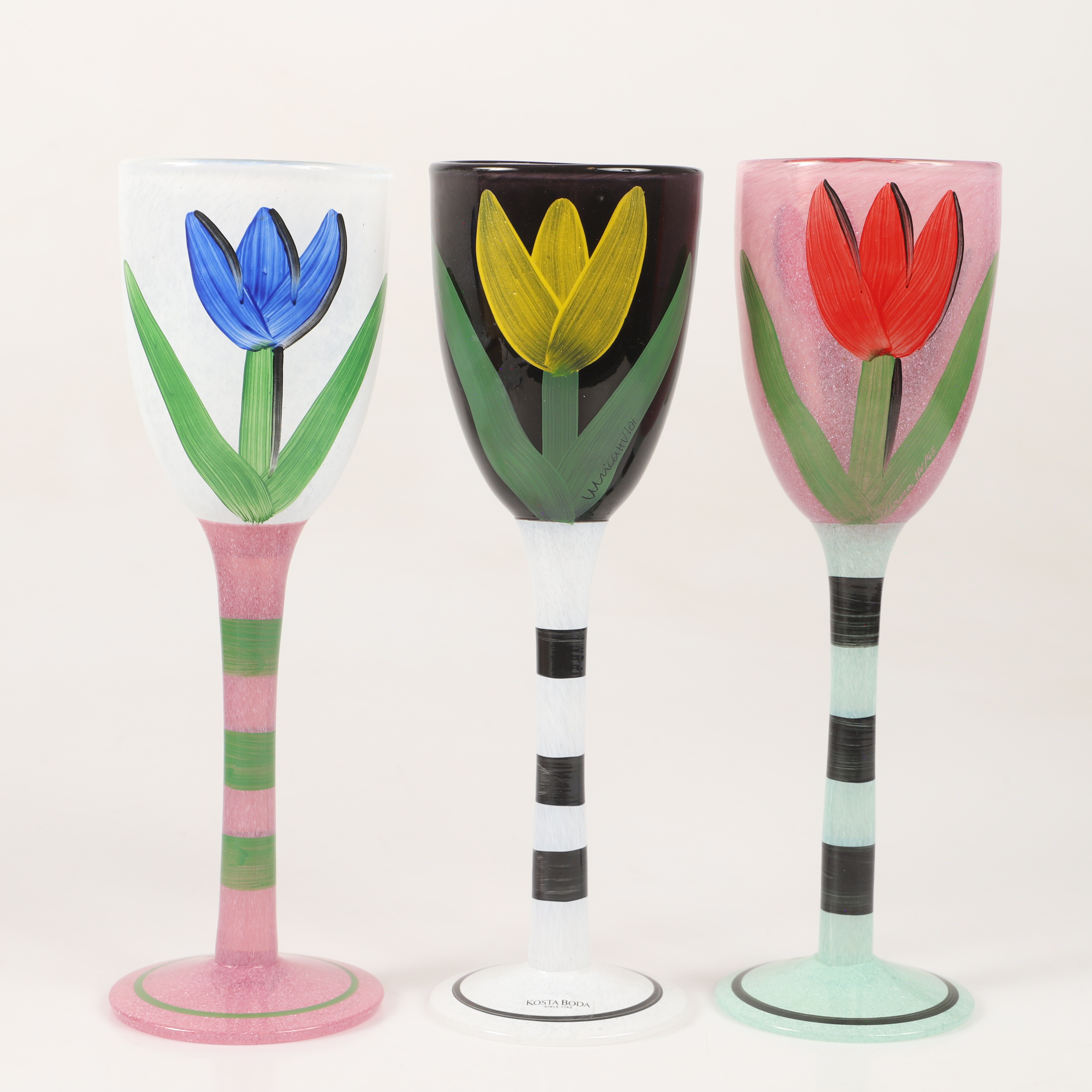 ULRICA HYDMAN-VALLIEN. Pokalglas, 3 stycken, "Tulipa", målat glas, Artist Collection, Kosta Boda, 1991.