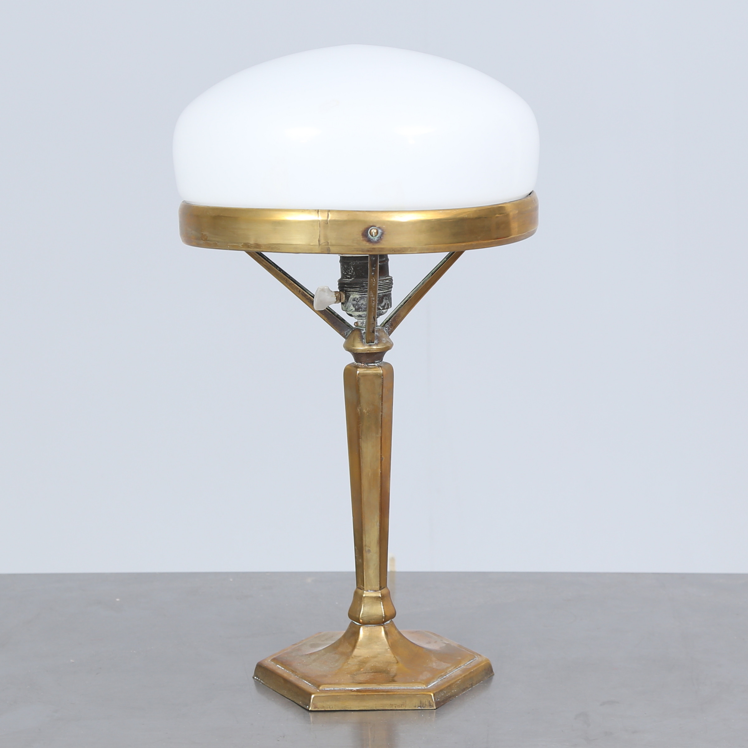 BORDSLAMPA, mässing och glas, 1920/30-tal.