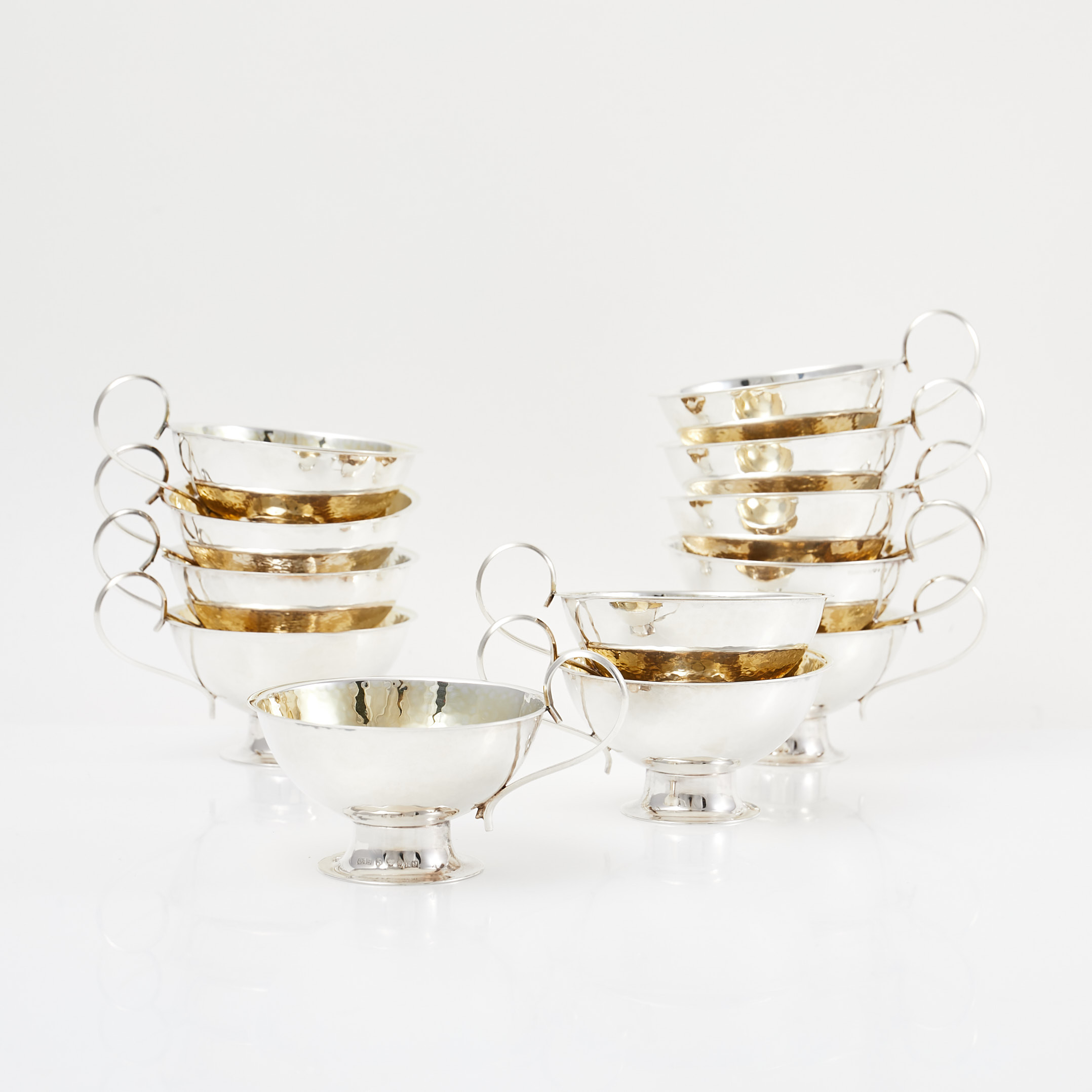 SUPKOPPAR, 12 dlr, silver, invändigt förgyllda, hamrad dekor, Guldsmedsaktiebolaget, Stockholm, 1960-tal.