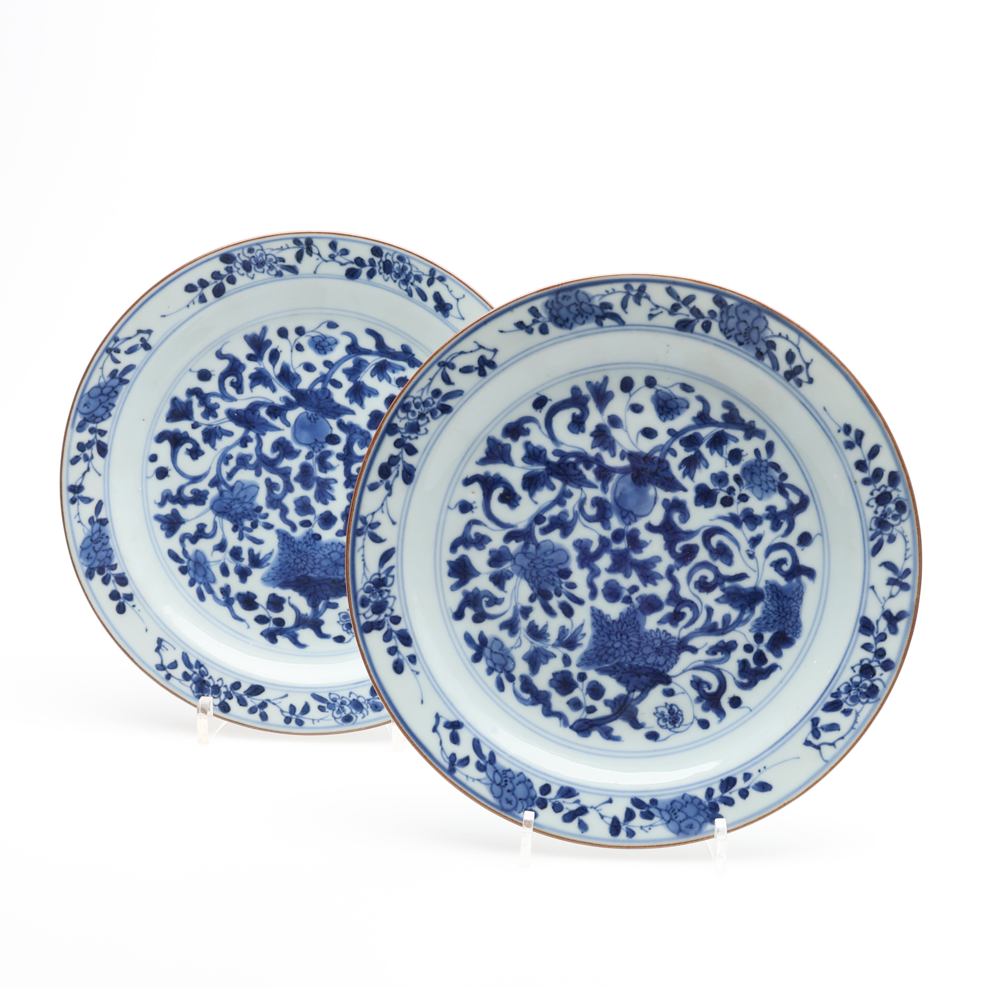 TALLRIKAR, Kina, porslin med blomstermåleri i koboltblått, sannolikt sen tidig qianlong-period (1736-1795).