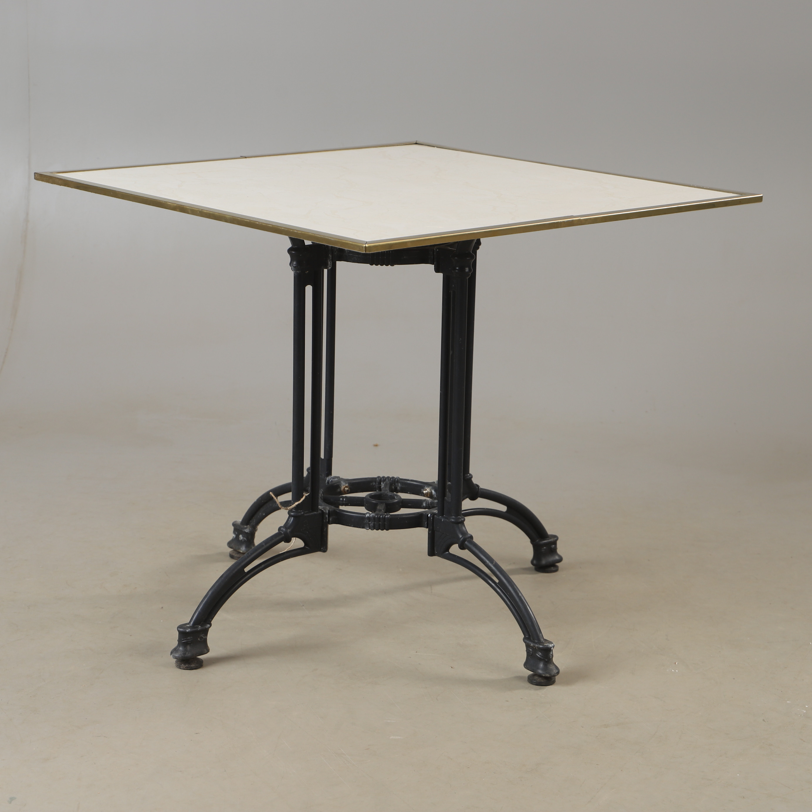 CAFÉBORD, metallunderede med toppskiva av klinkerplatta, 1900/2000-tal.
