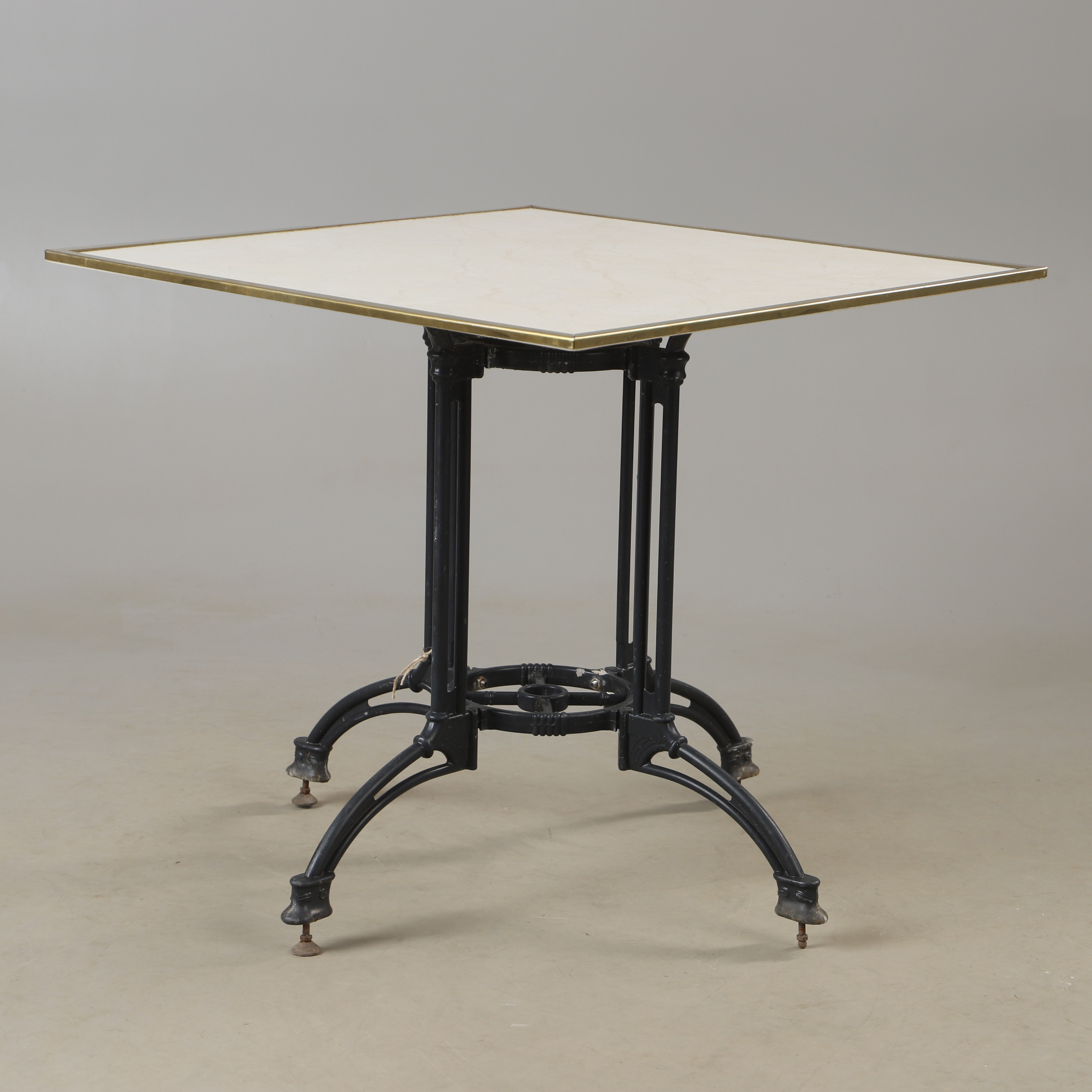 CAFÉBORD, metallunderede med toppskiva av klinkerplatta, 1900/2000-tal.