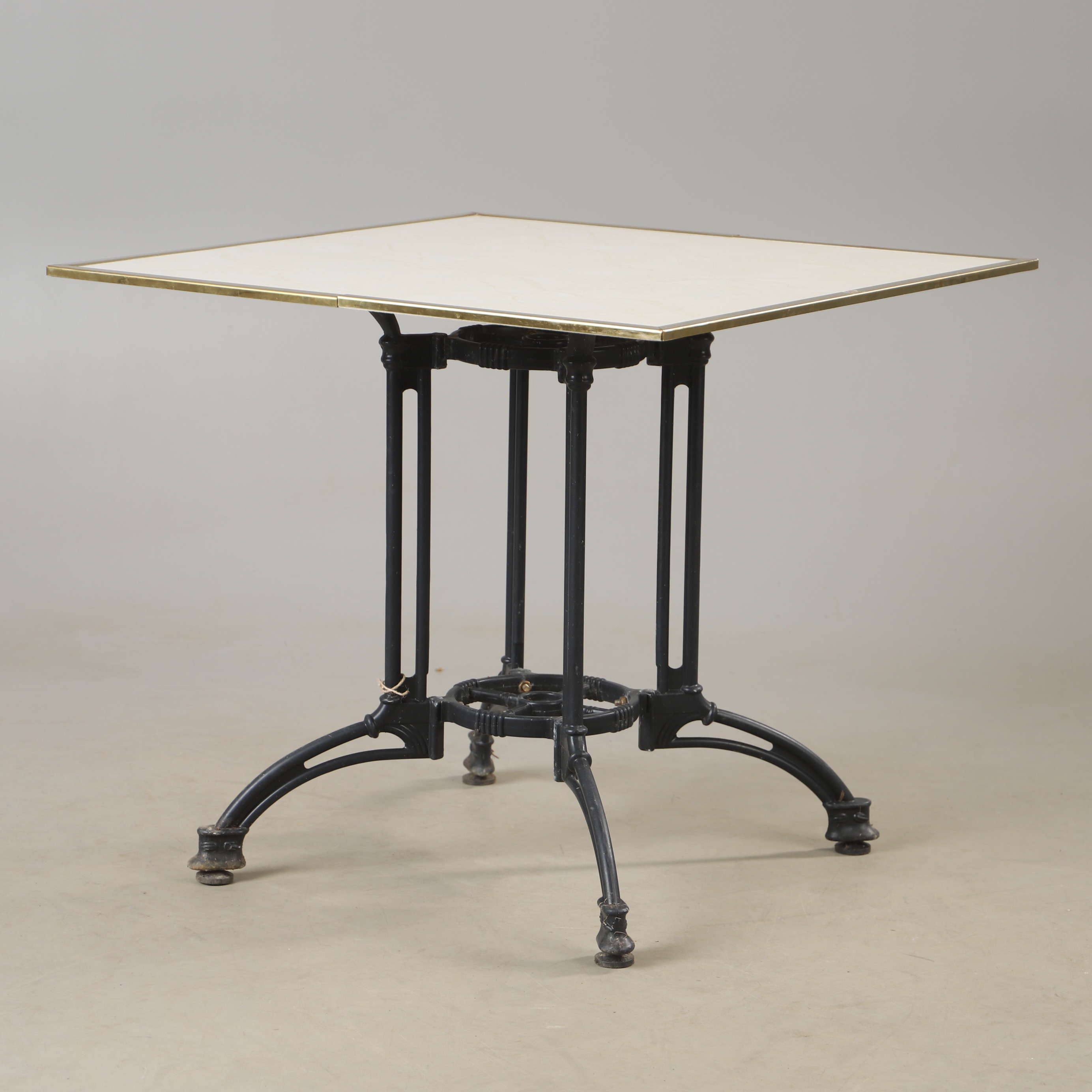 CAFÉBORD, metallunderede med toppskiva av klinkerplatta, 1900/2000-tal.