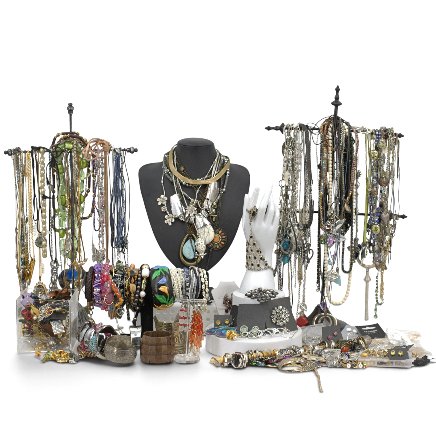 HALSBAND, ARMBAND, ÖRHÄNGEN och BROSCHER, större samling, nutida.