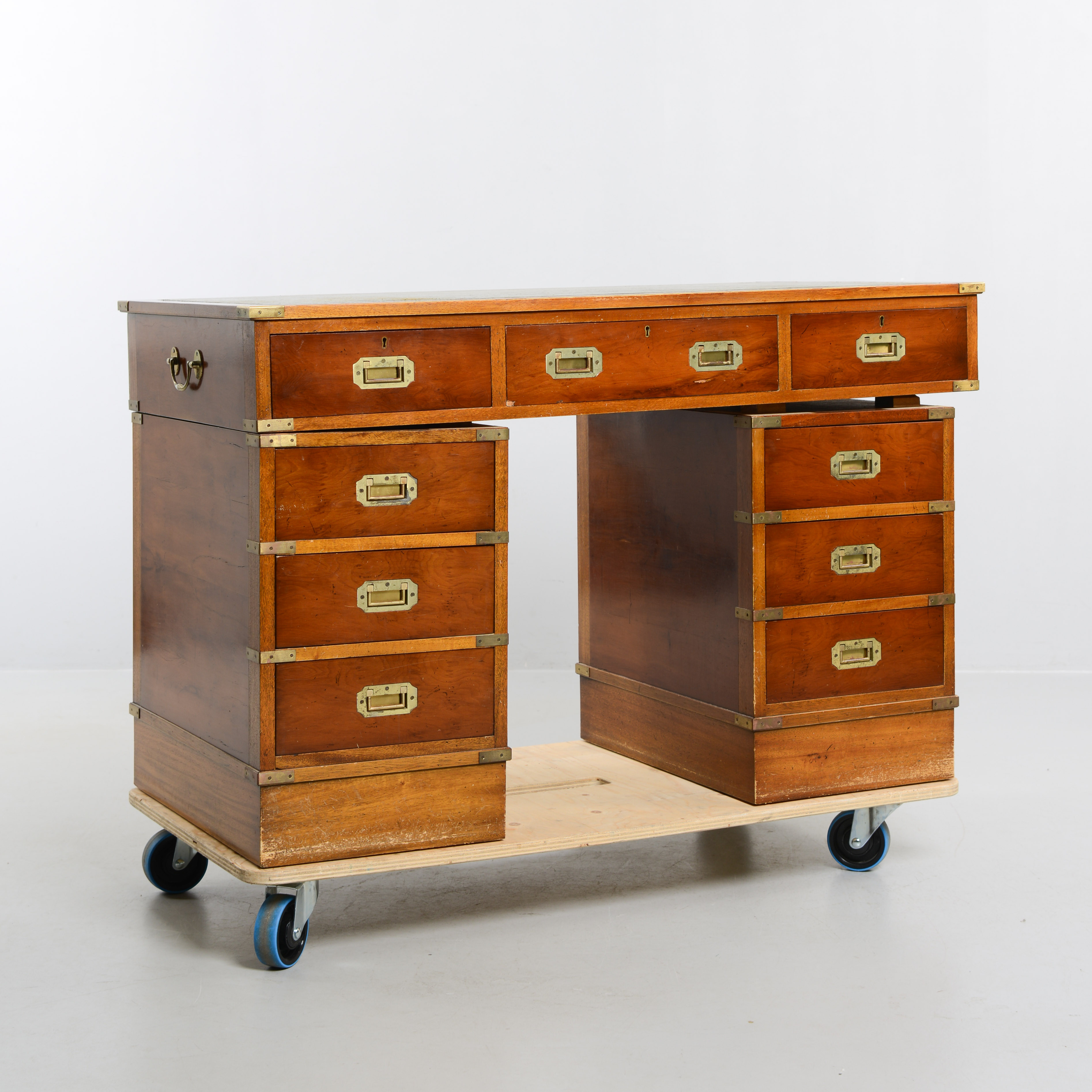 SKRIVBORD, engelsk stil, 1900-talets första del.