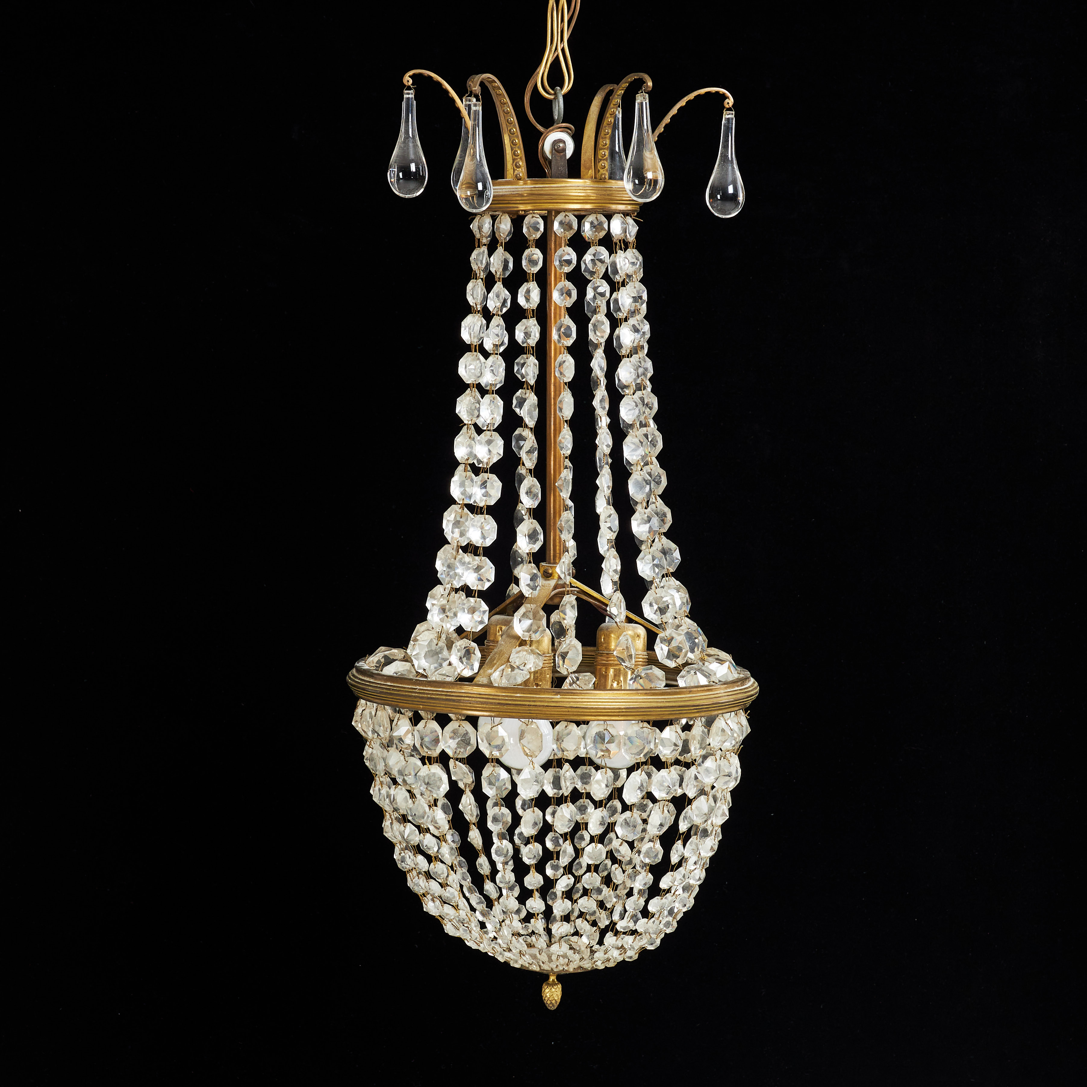 LJUSKRONA, stomme i mässing, behängd med olikslipade prismor, tre ljuspunkter, 1900-tal.