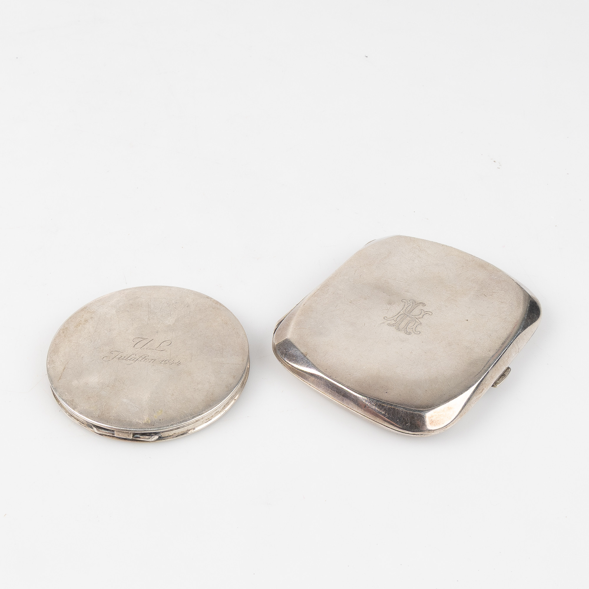 ETUIER, 2 st, silver, för cigaretter samt puder, 1900-tal.