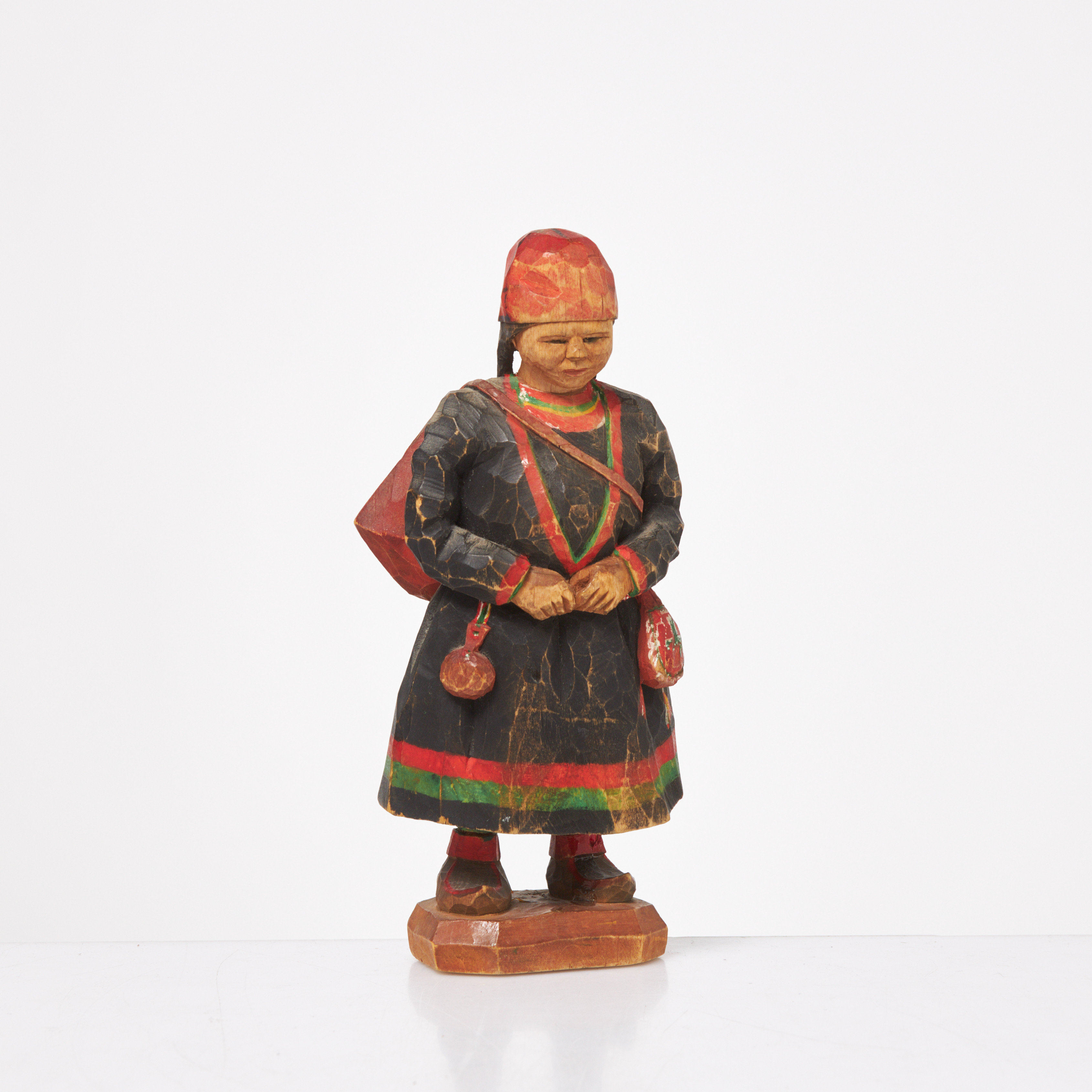 TORBORG LINDBERG KARLSSON. Träfigur, samisk kvinna med komse, signerad.