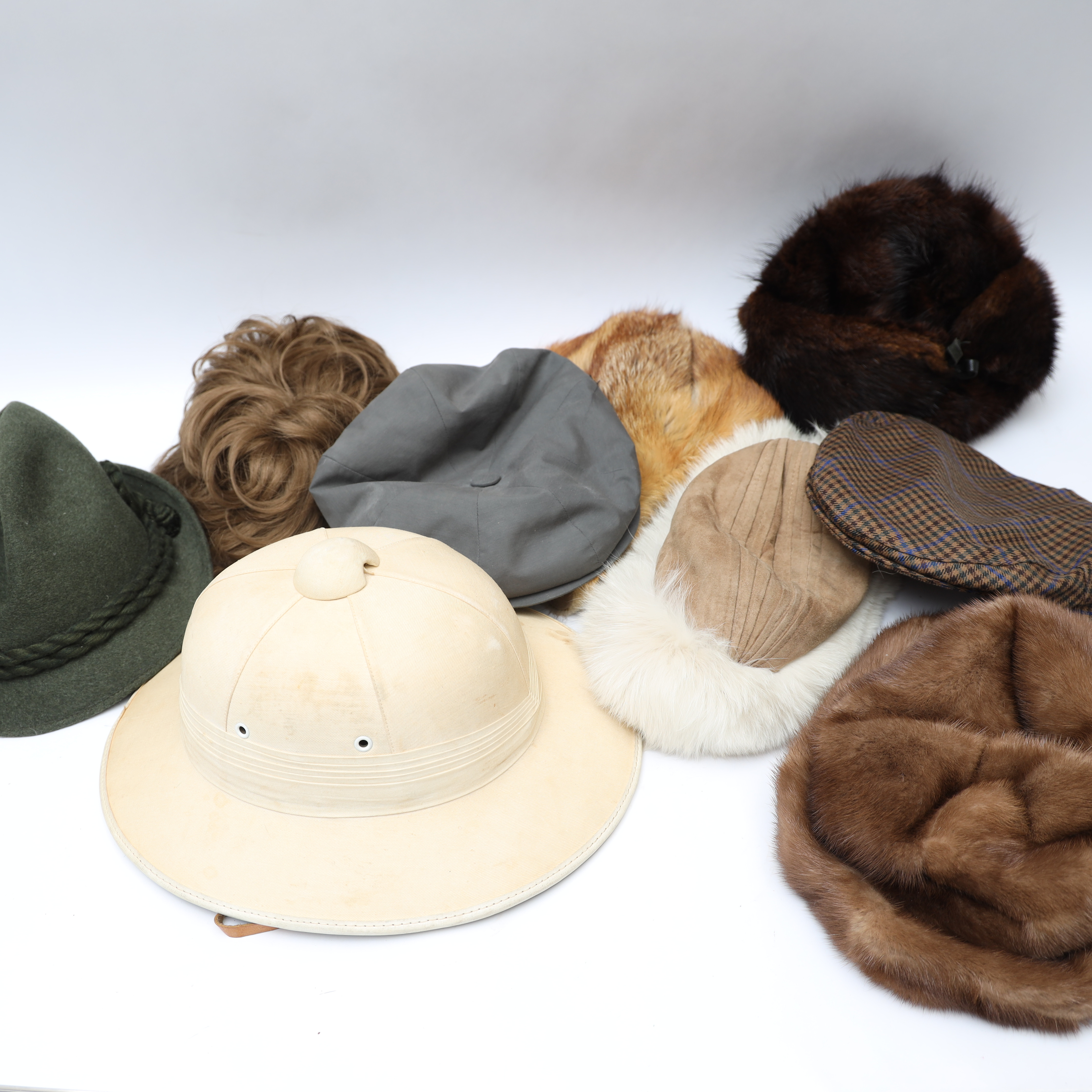 MÖSSOR OCH HATTAR, safarihatt, pälsmössor bland annat mink.