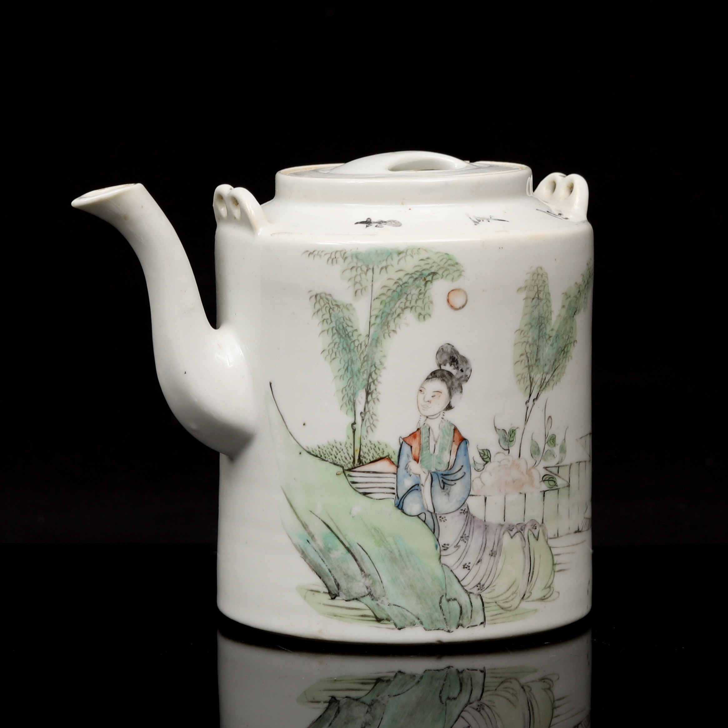 TEKANNA, porslin, Kina, sen Qing (1644–1912), dekor av figurscen i trädgårdslandskap och kalligrafi.