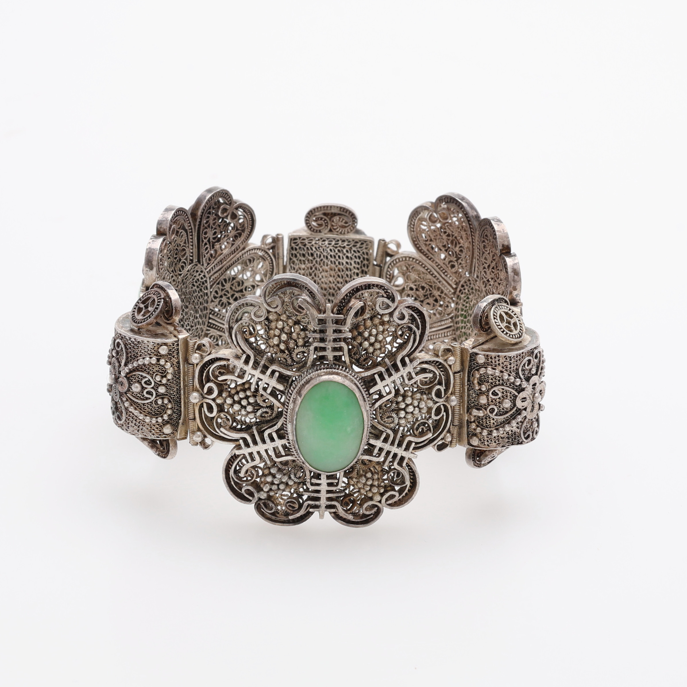 ARMBAND, SILVER OCH CABOCHONSLIPADE JADESTENAR, KINA.