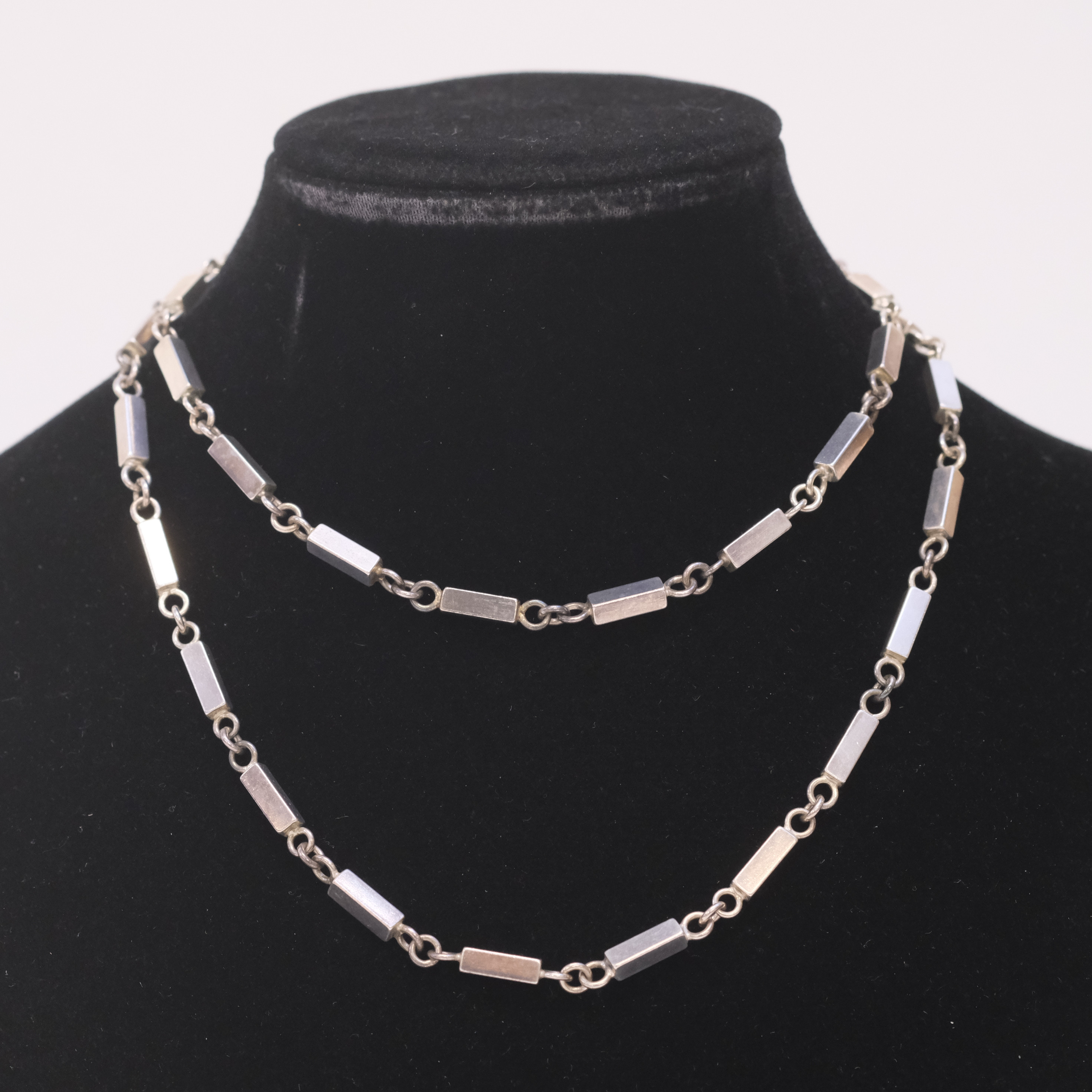 COLLIER MED STAVAR OCH RINGAR, SILVER.