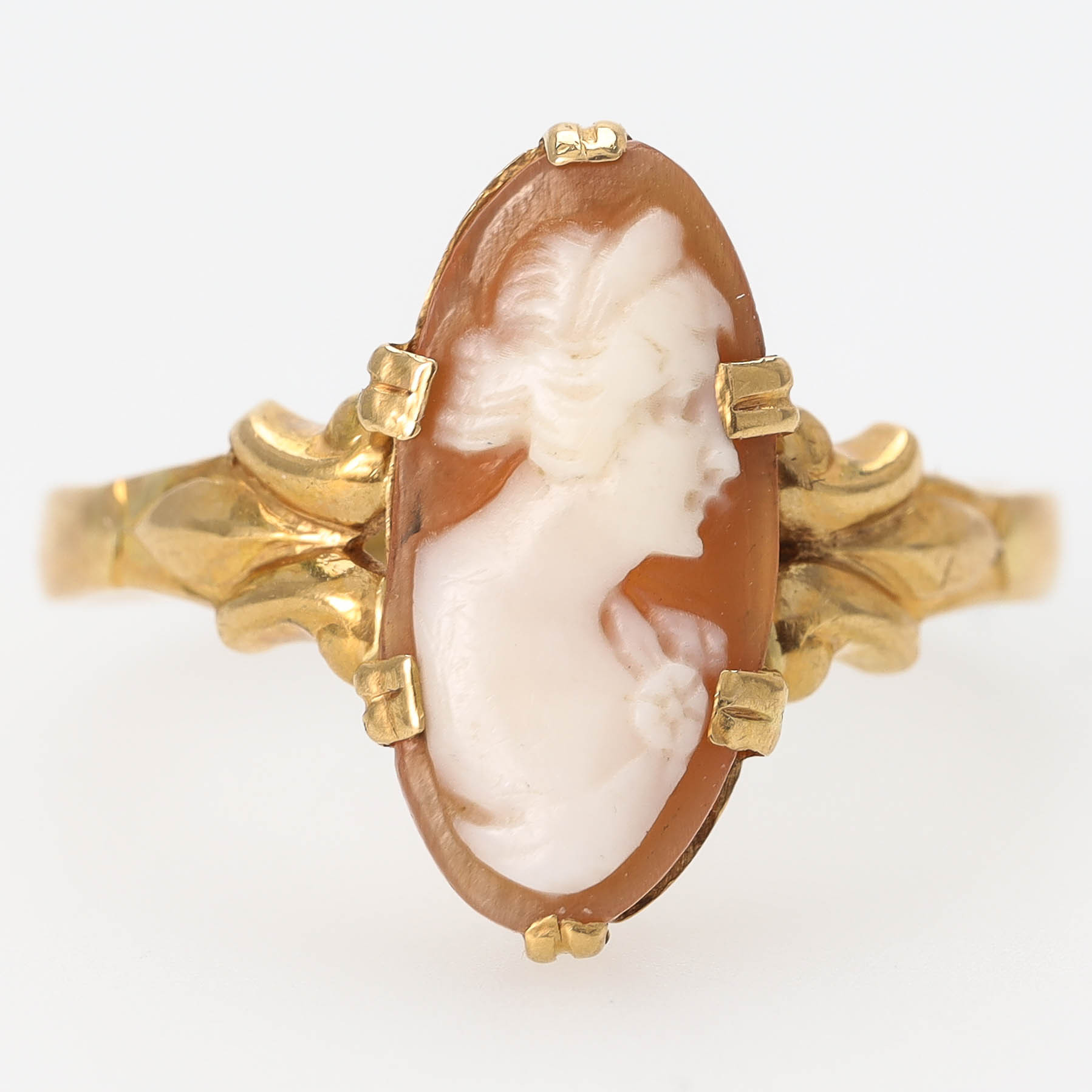 RING, 18 k guld, snäckskalscamé, Ceson, Göteborg 1955.