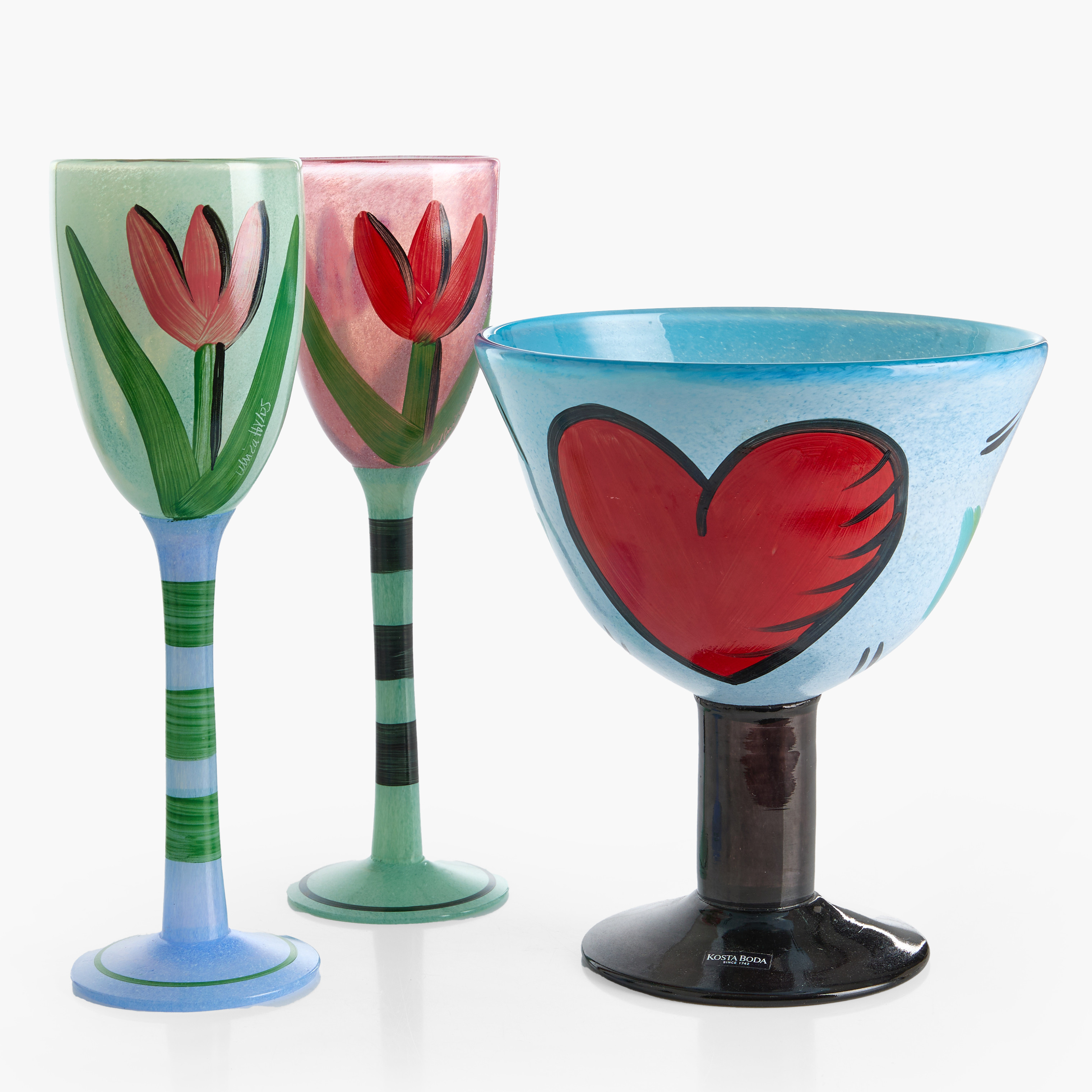 ULRICA HYDMAN-VALLIEN (1938–2018). Konstglas, 3 delar, dekor av tulpaner samt hjärtan. Pokalglas samt skål på fot. Kosta Boda. Signerade.