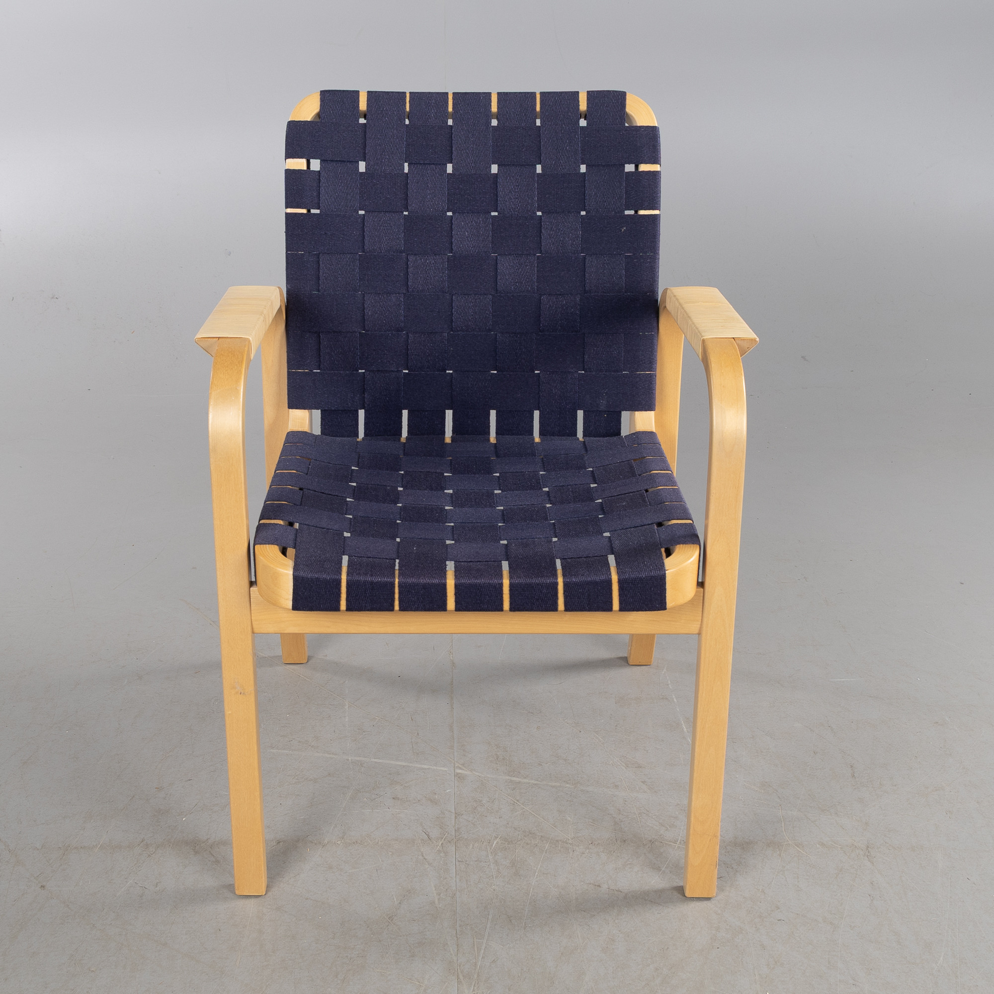 ALVAR AALTO. Karmstol, modell 45, Artek, Finland.