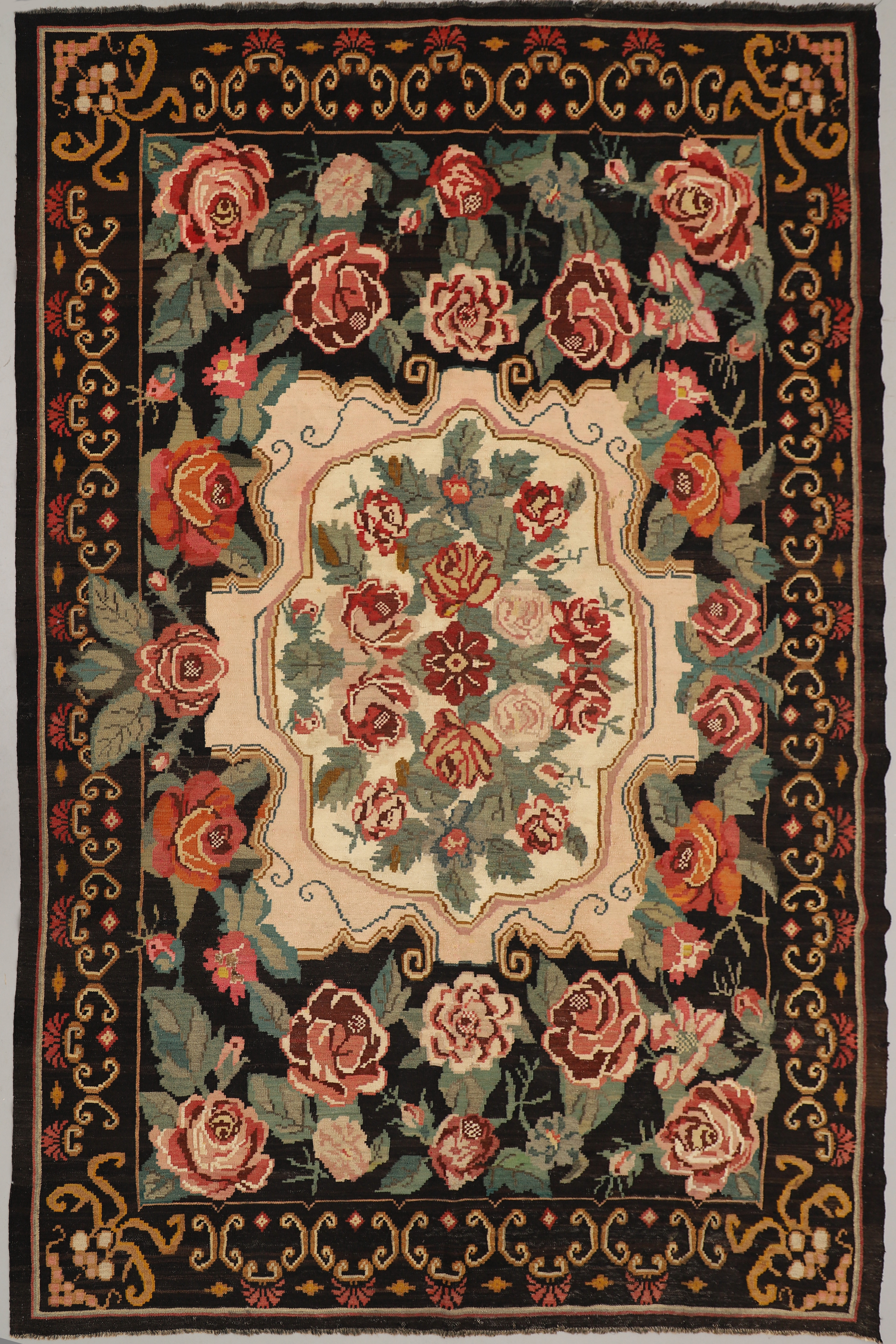 MATTA, Rosenkelim, Moldavien. Ca 330x216 cm.