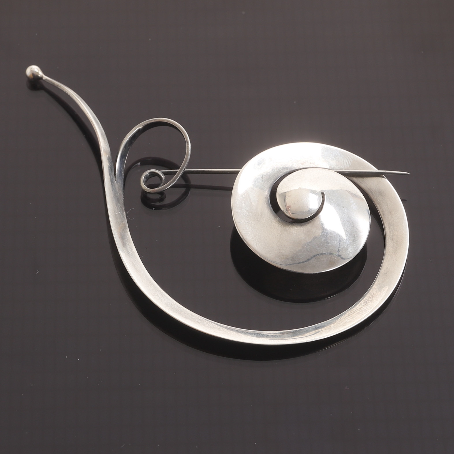 VIVIANNA TORUN BÜLOW-HÜBE. Brosch, sterlingsilver för Georg Jensen, Danmark.