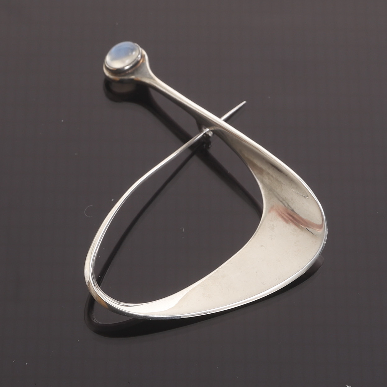 VIVIANNA TORUN BÜLOW-HÜBE. Brosch, sterlingsilver för Gerg Jensen Danmark.