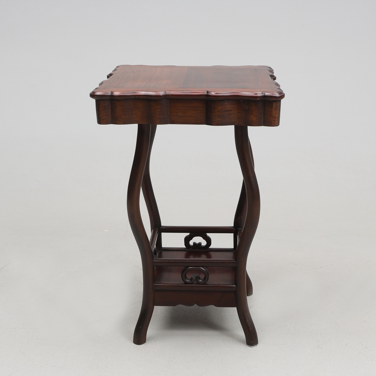 BORD. Sideboard, ruyi-dekor, Kina.
