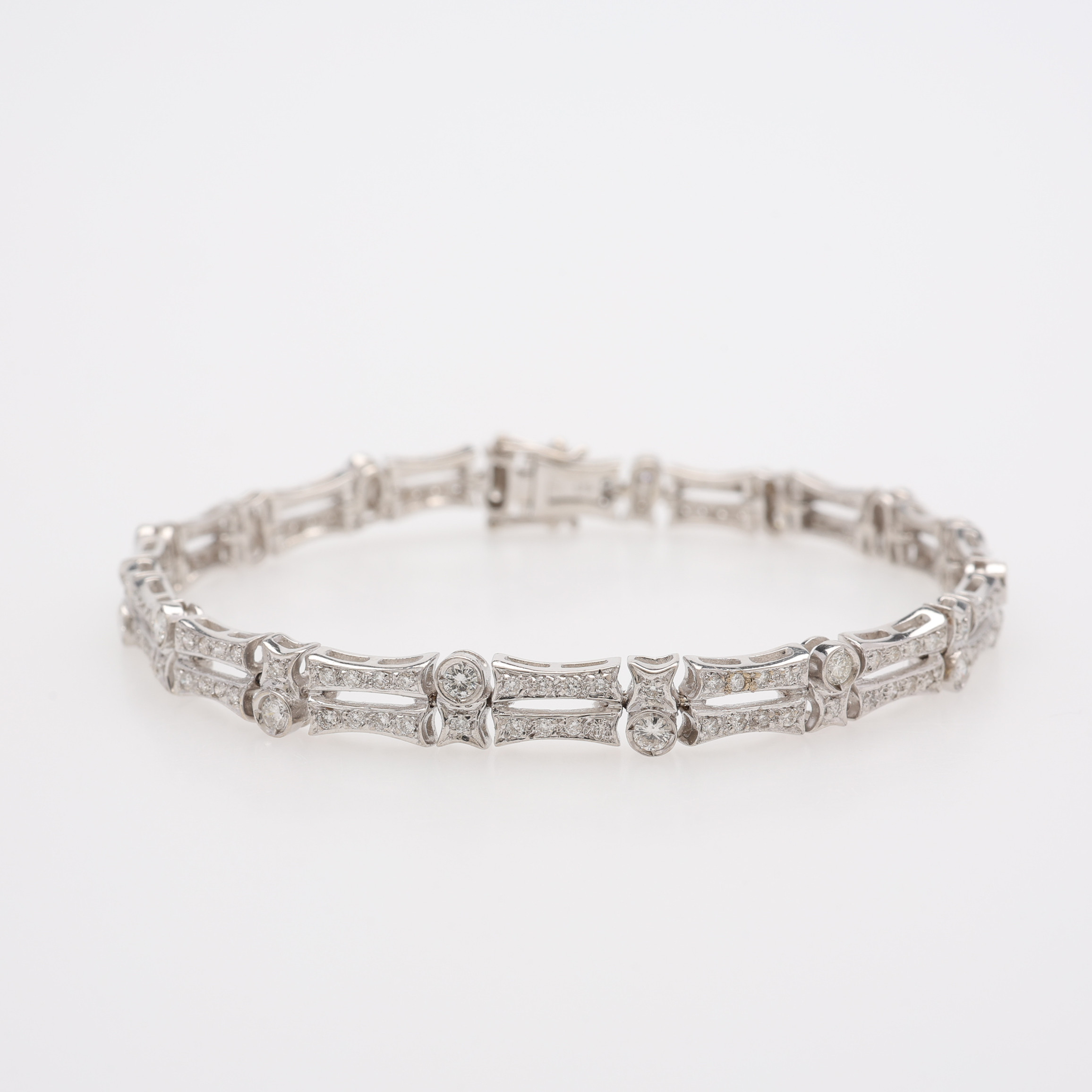 ARMBAND, 18K VITGULD & DIAMANTER OM TOTALT 1,10 CT ENLIGT GRAVYR, TOTALVIKT CIRKA 14,7 GRAM.